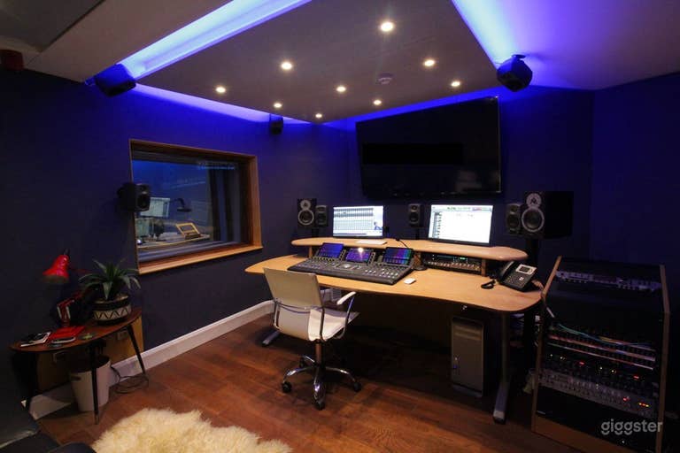  Well Equipped Modern Sound Studio in Brighton 