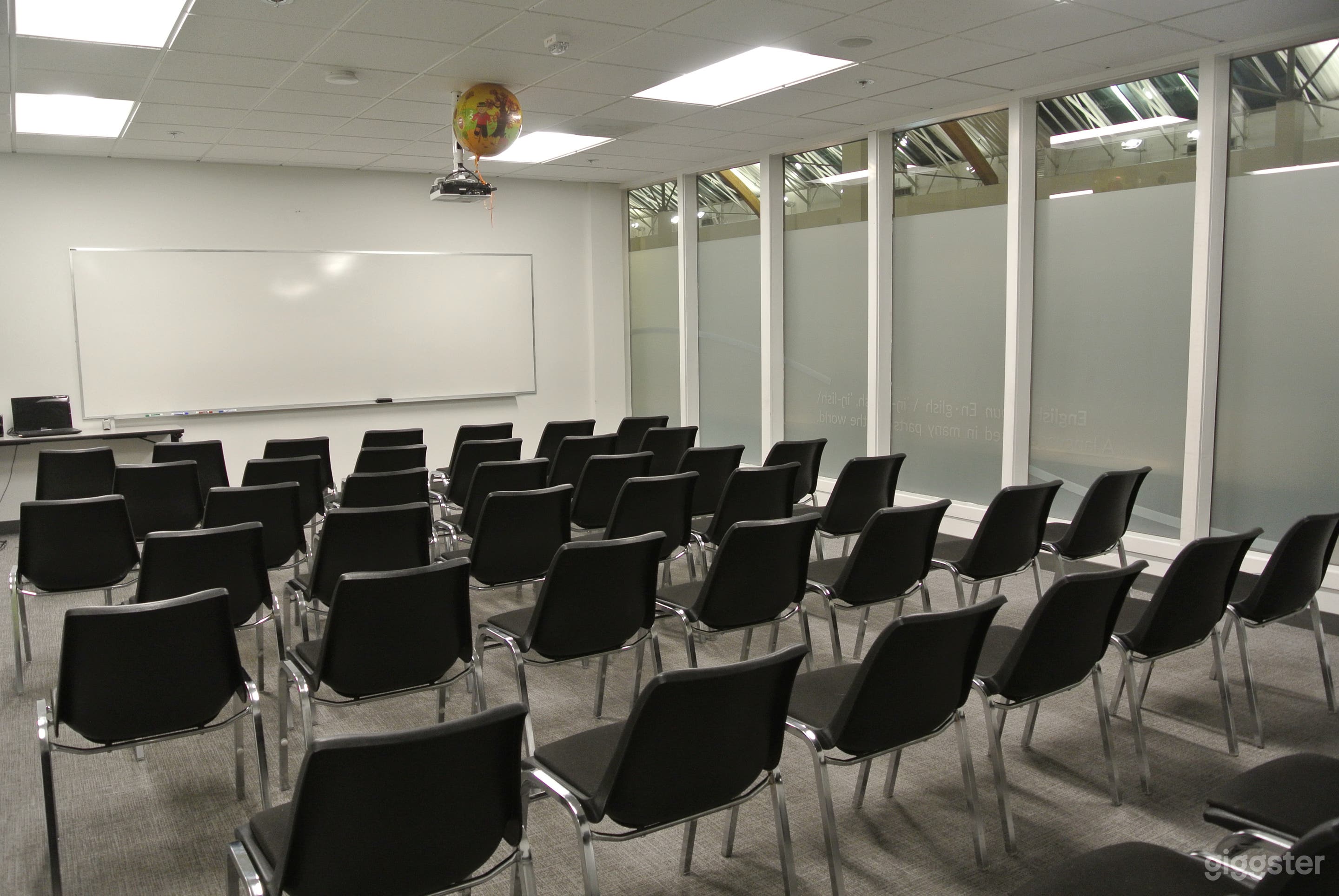 Well-equipped and Colorful Classroom in Portland Photo 3