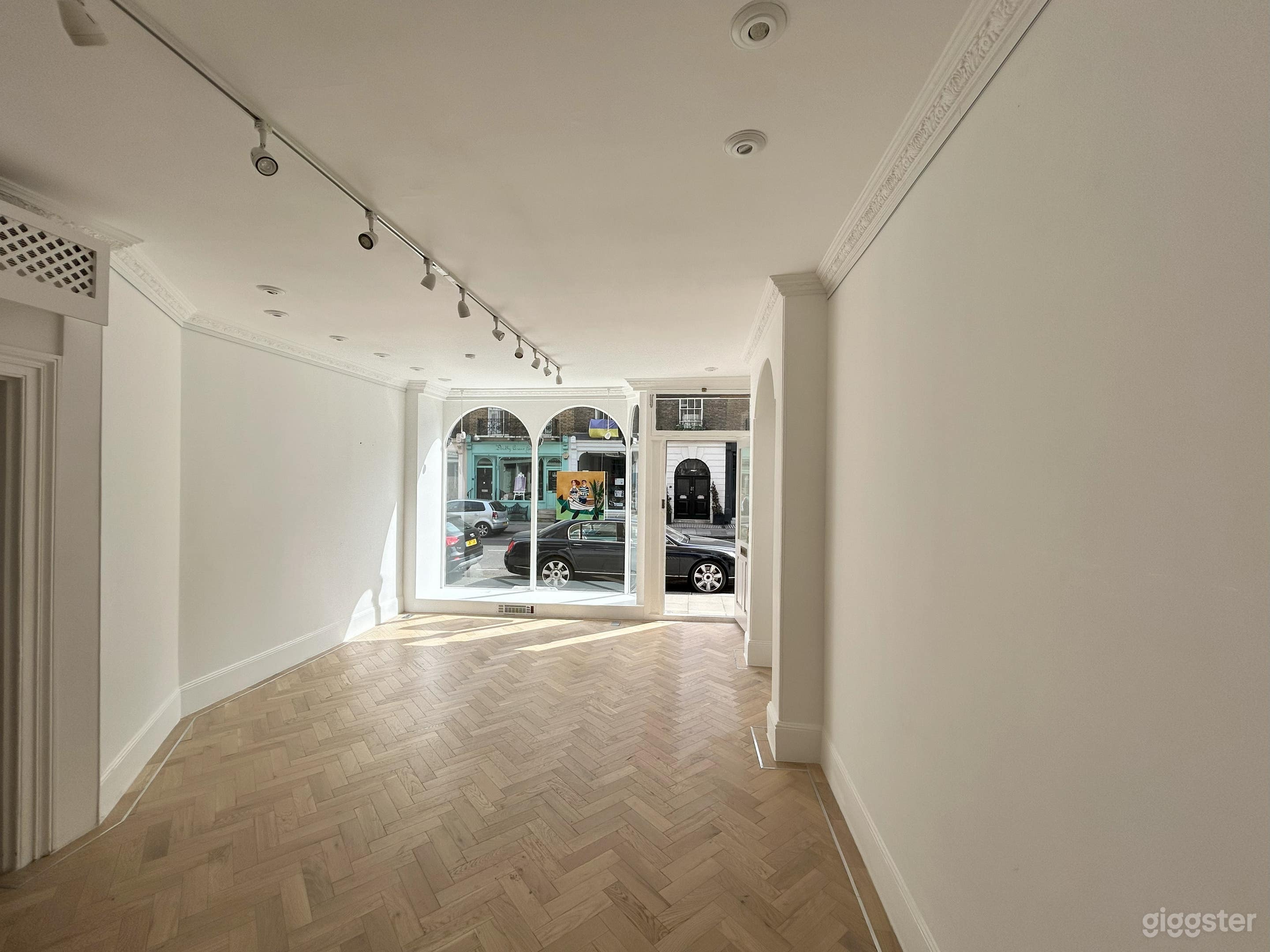 Elegant and Contemporary Gallery in West London Photo 1