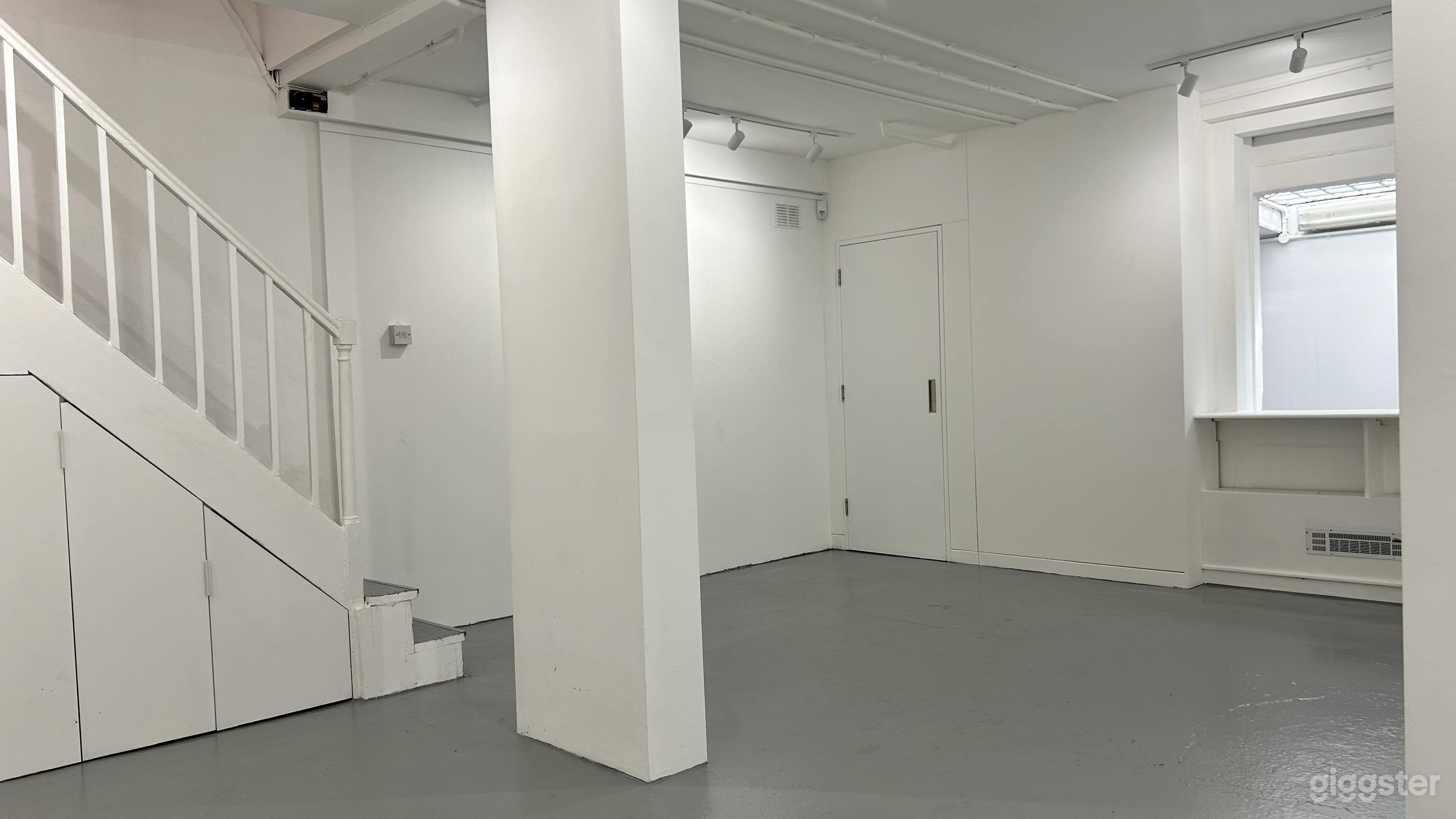 Elegant and Contemporary Gallery in West London Photo 4