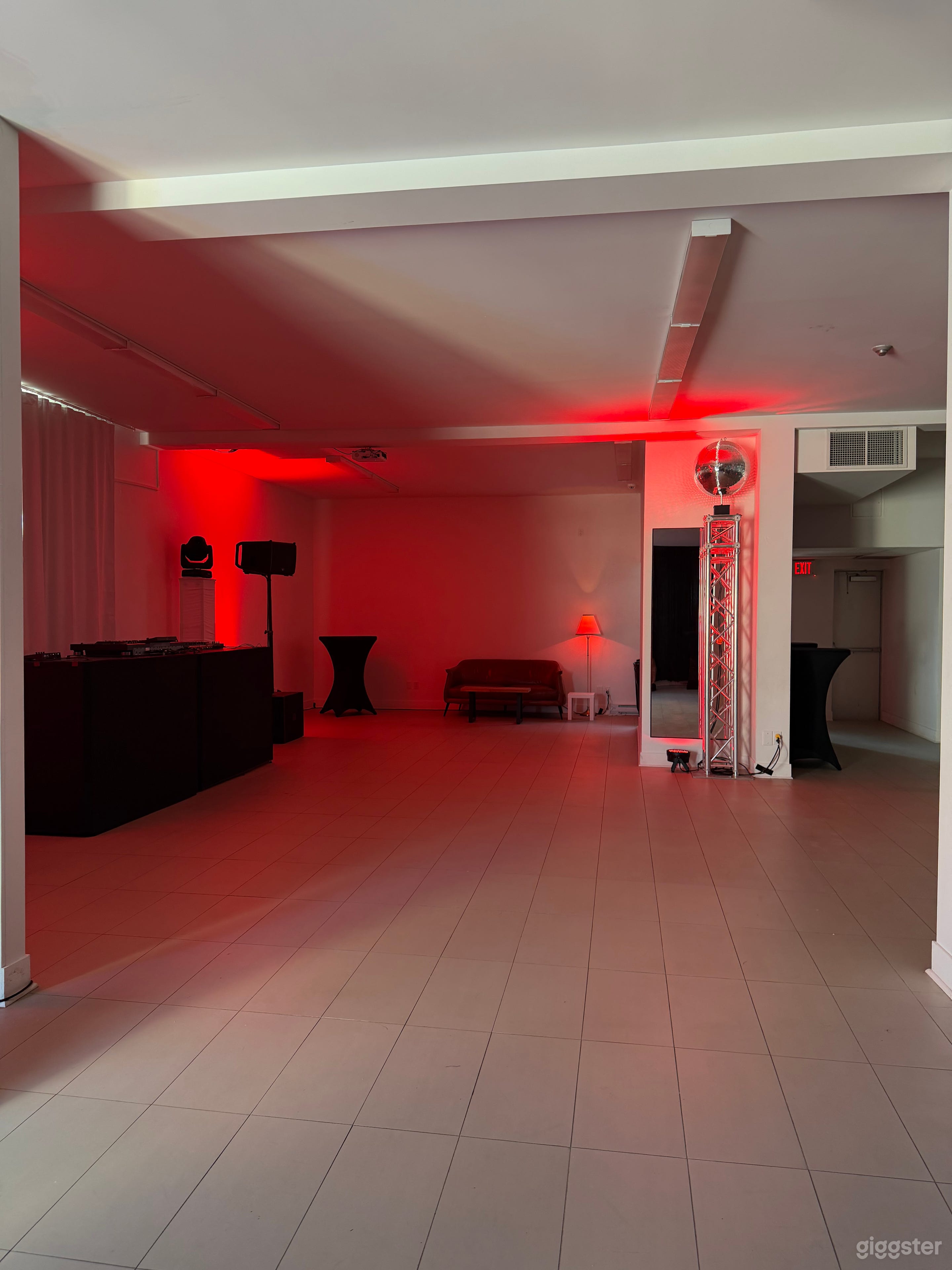 Modern Central Montreal Event Space with Full Bar Photo 4