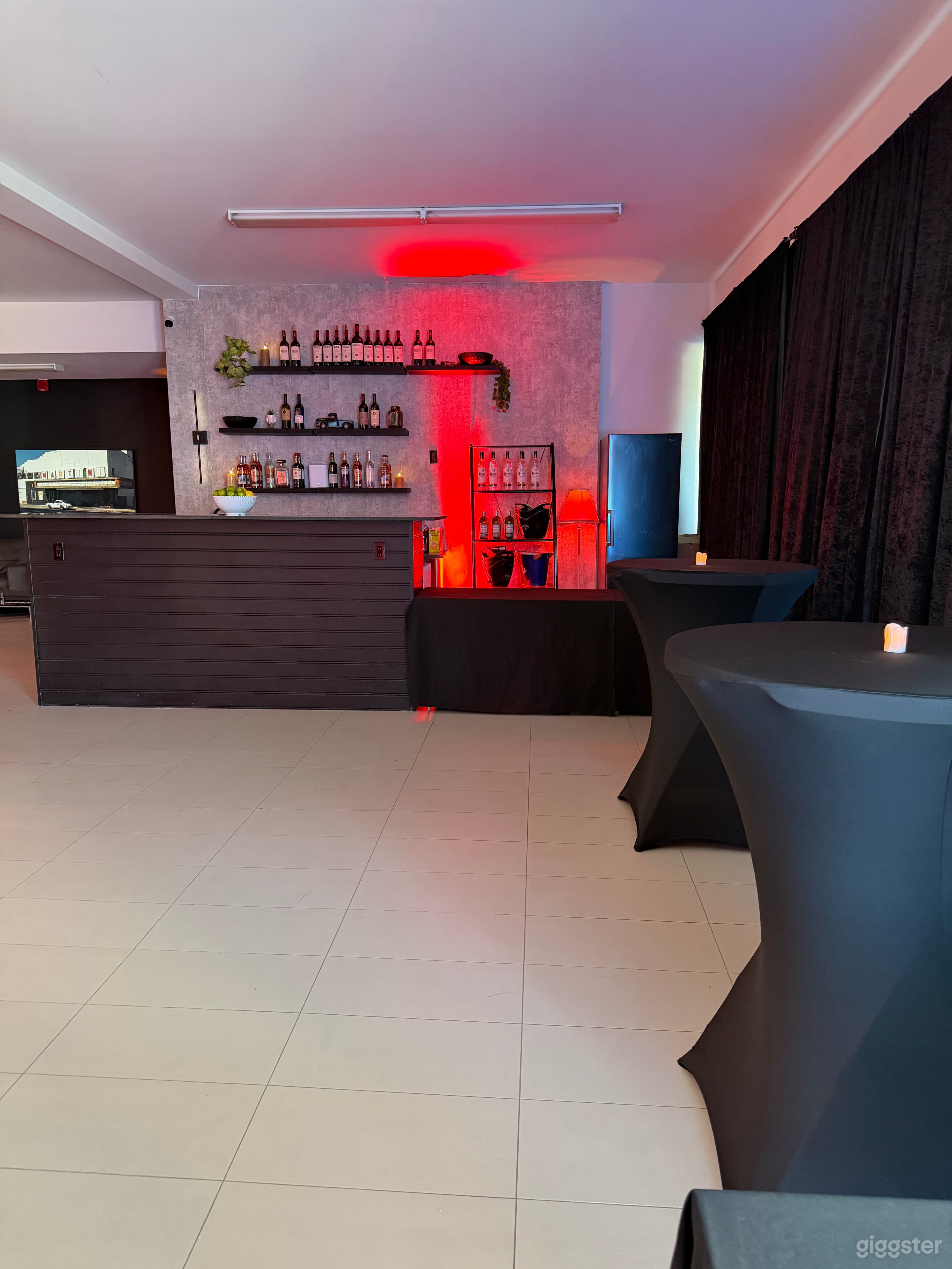 Modern Central Montreal Event Space with Full Bar Photo 3