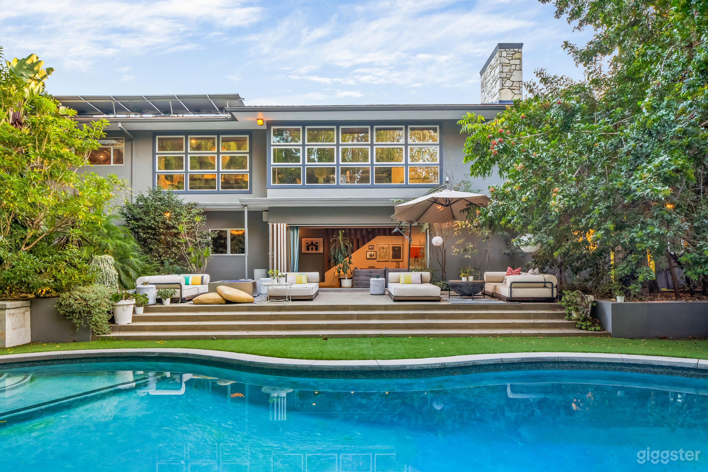 RETRO CHIC MID-CENTURY MODERN HOME  Photo 2