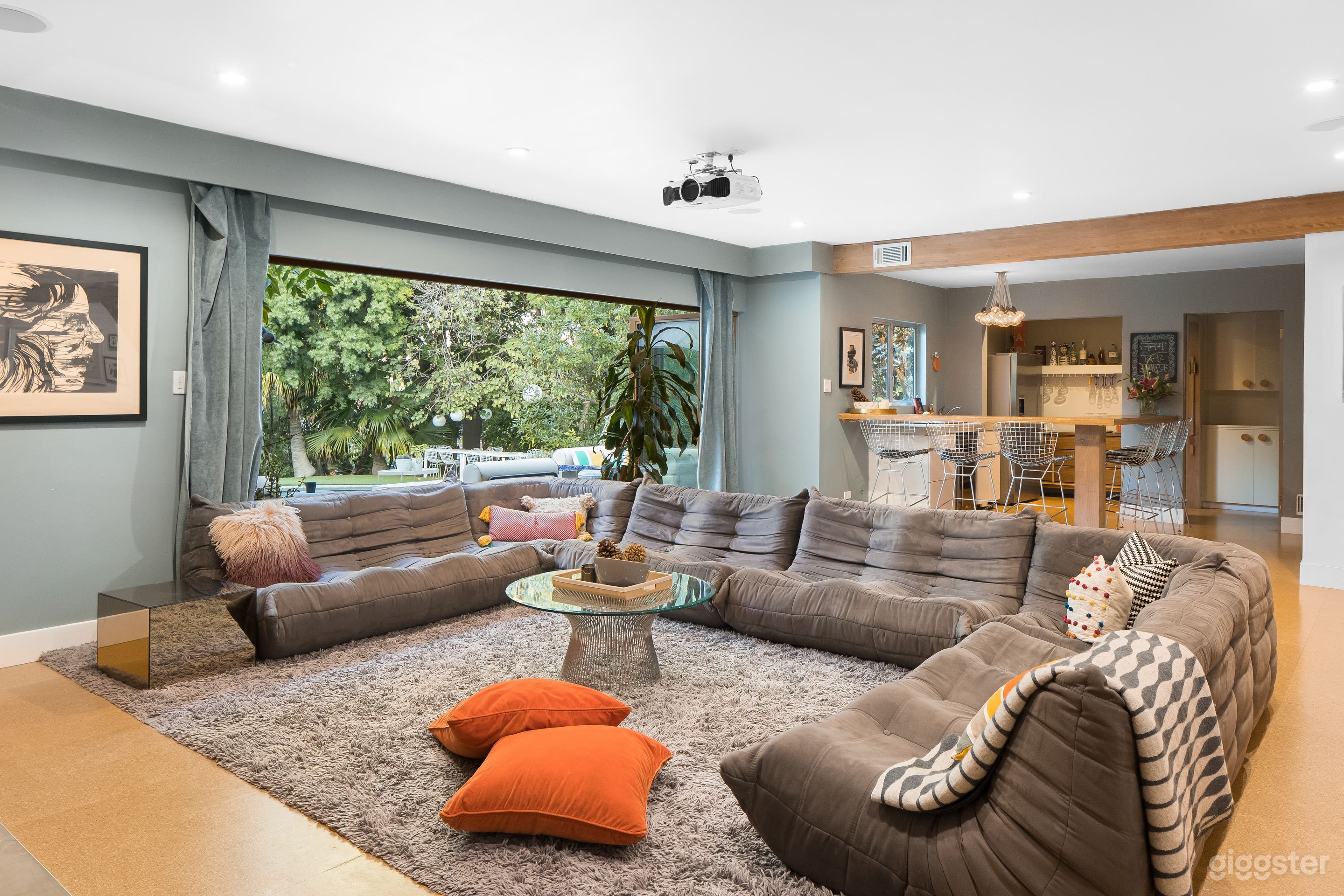 RETRO CHIC MID-CENTURY MODERN HOME  Photo 4