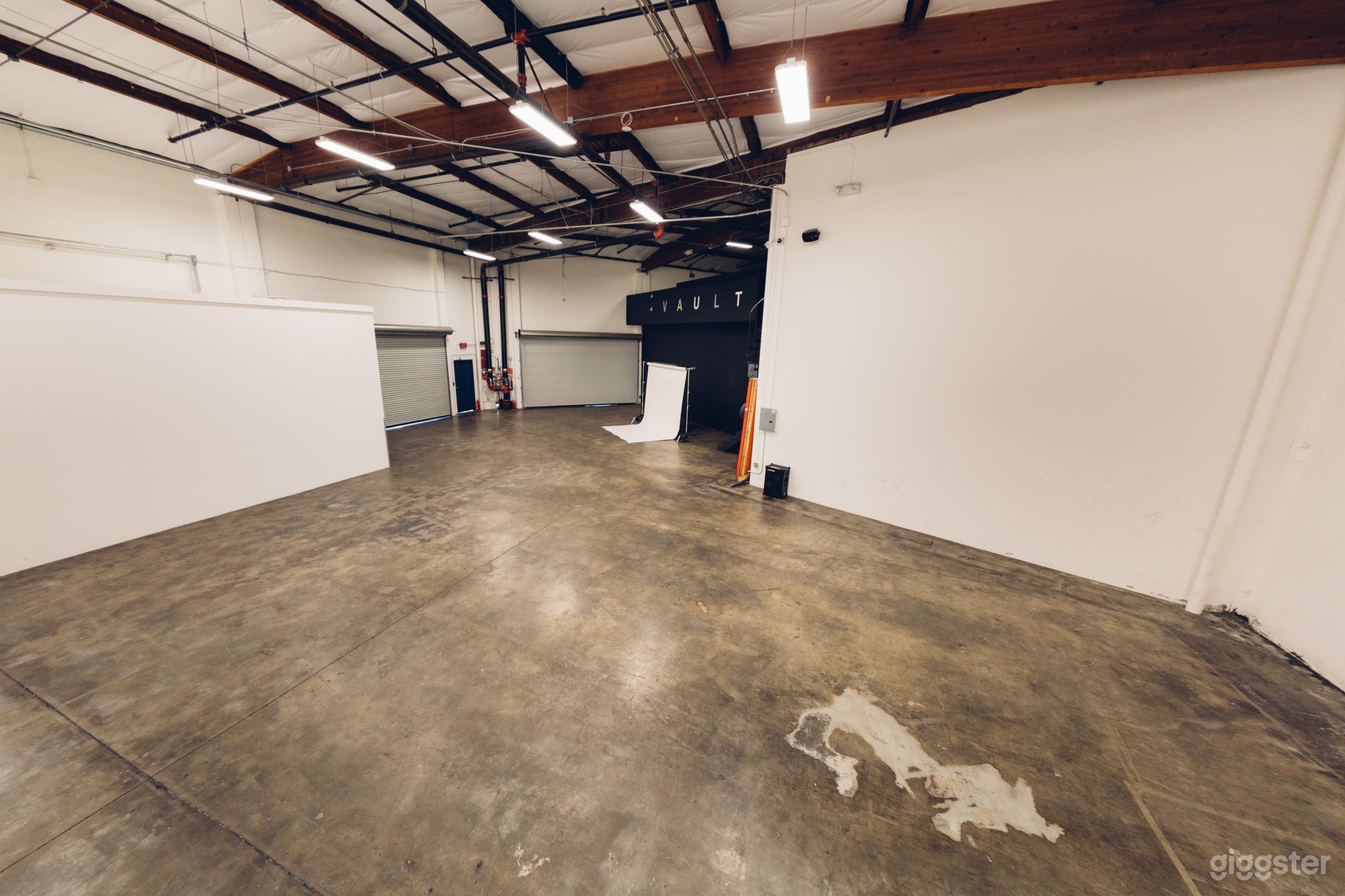 Photo Studio | Small Stage  Photo 3