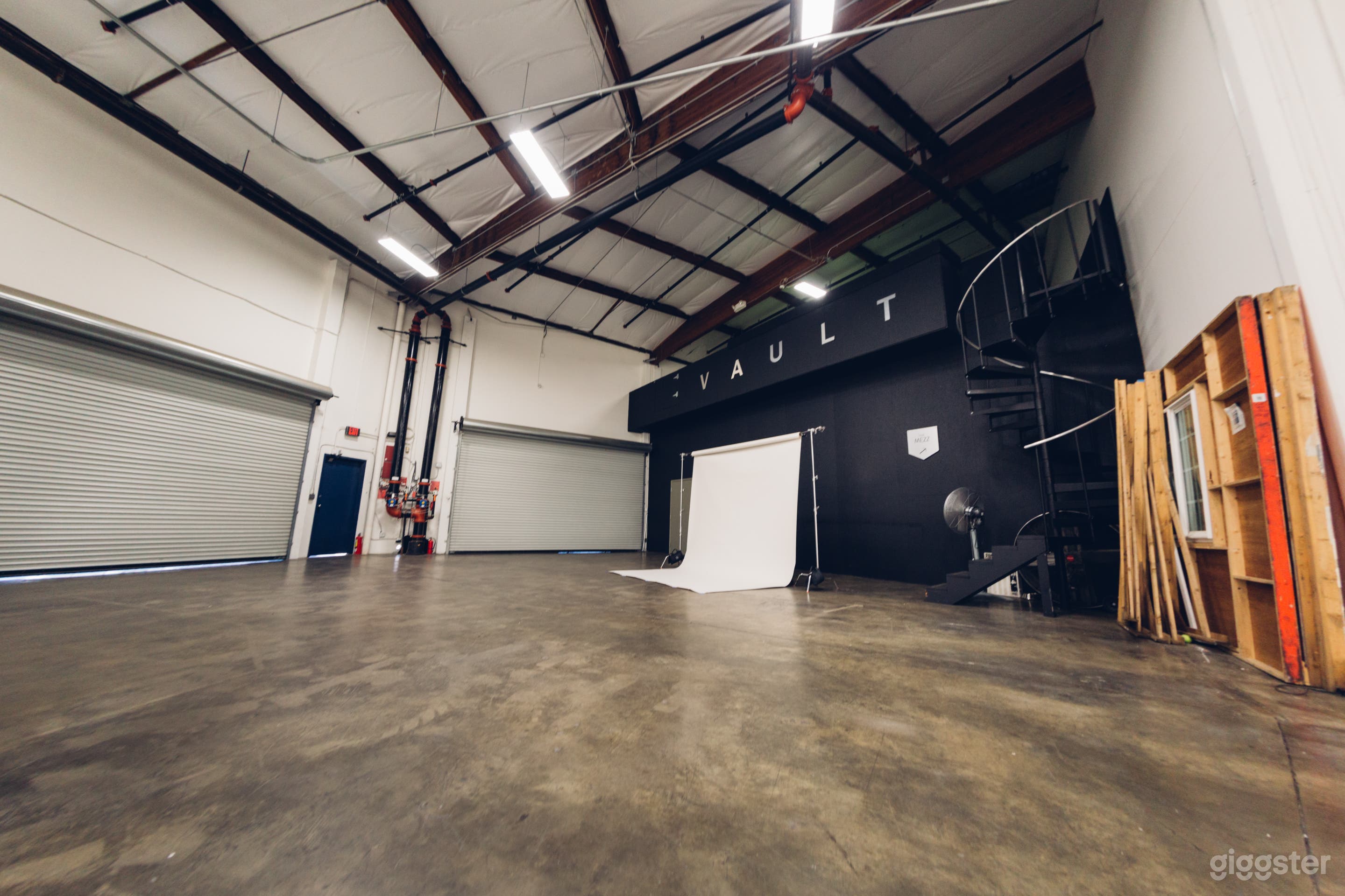 Photo Studio | Small Stage  Photo 2