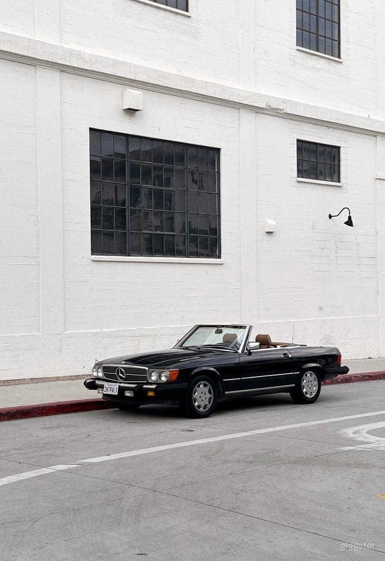  Classic 1989 Vintage Mercedes Benz for rent for Photo shoots 