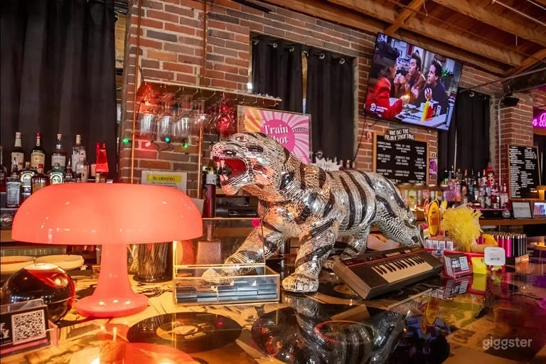  House of Vintage – Bar, Thrift Shop & Taco Spot with a Retro Party Vibe 