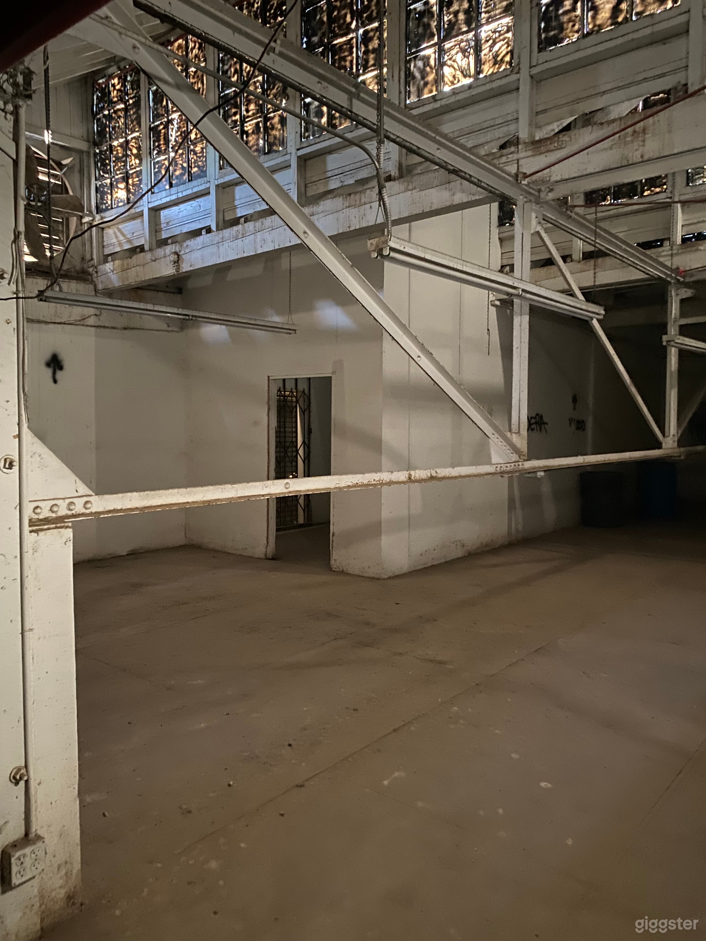 3000 Sqft raw industrial room with sawtooth windows Photo 2