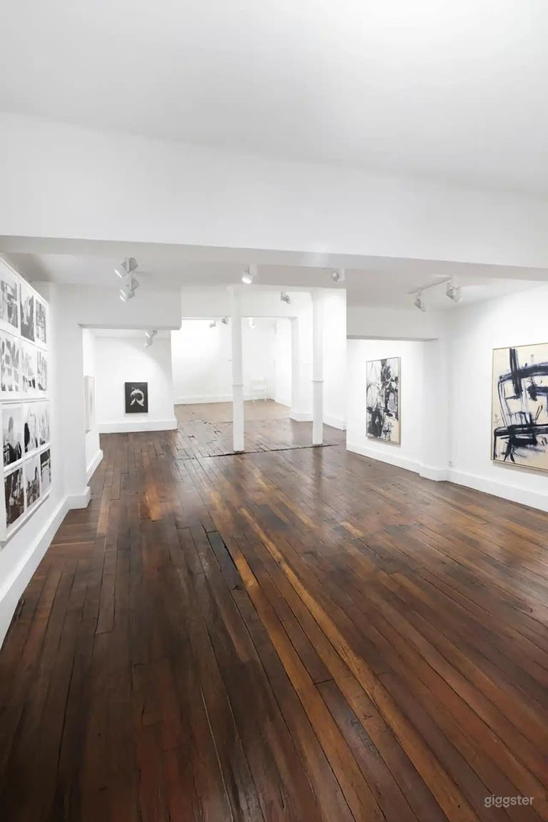  Moderne Galerie auf zwei Ebenen und Pop-up-Fläche 