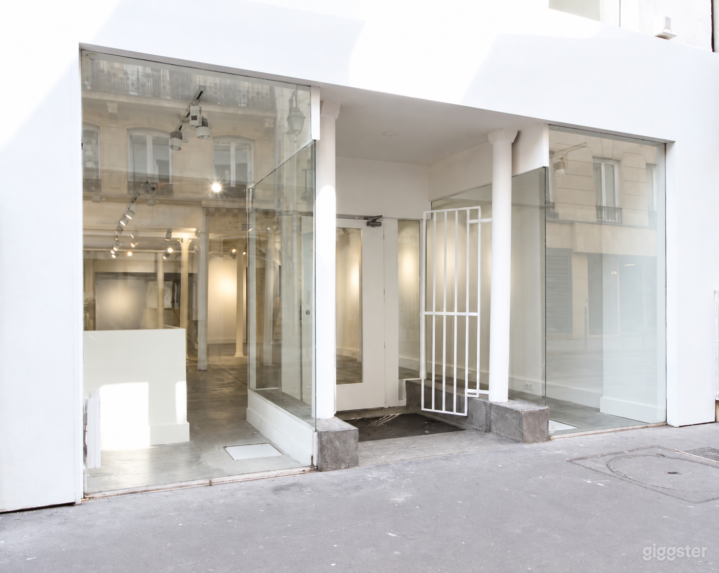 Photo de Galerie moderne sur deux niveaux et espace pop-up 1