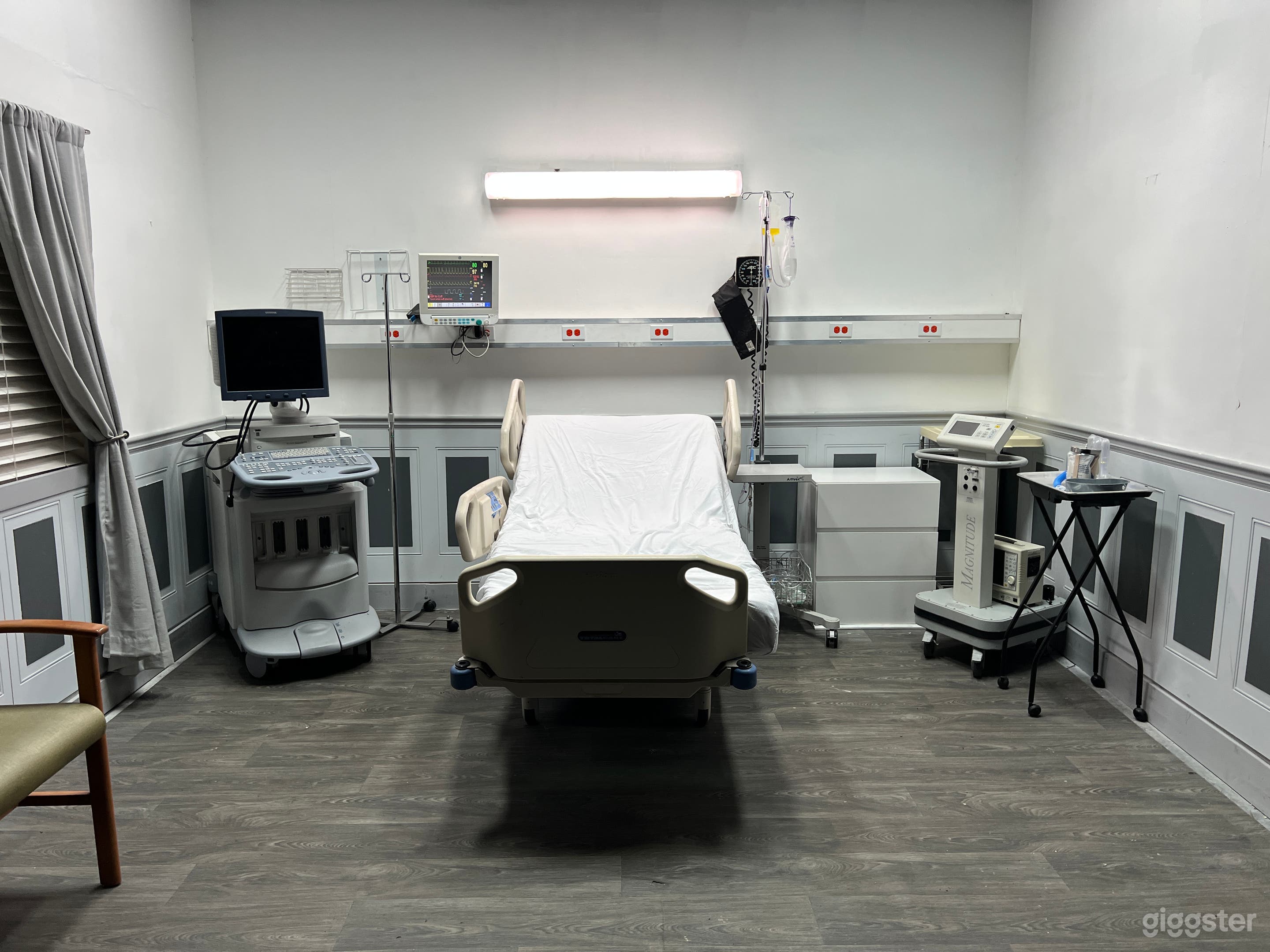 Hospital Room set in Atlanta Photo 2