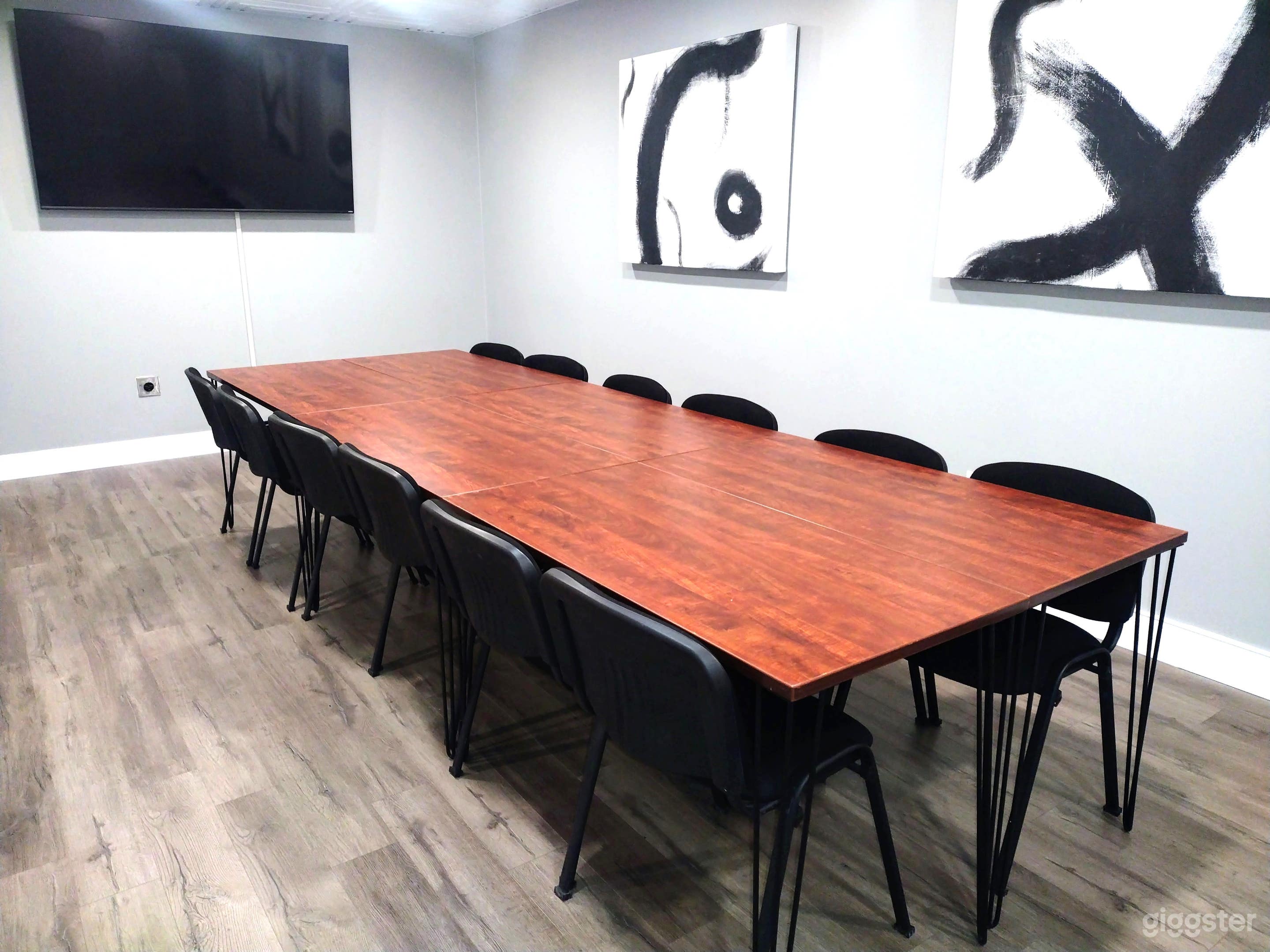 Cozy, Roomy and Versatile Meeting Room Space Photo 1