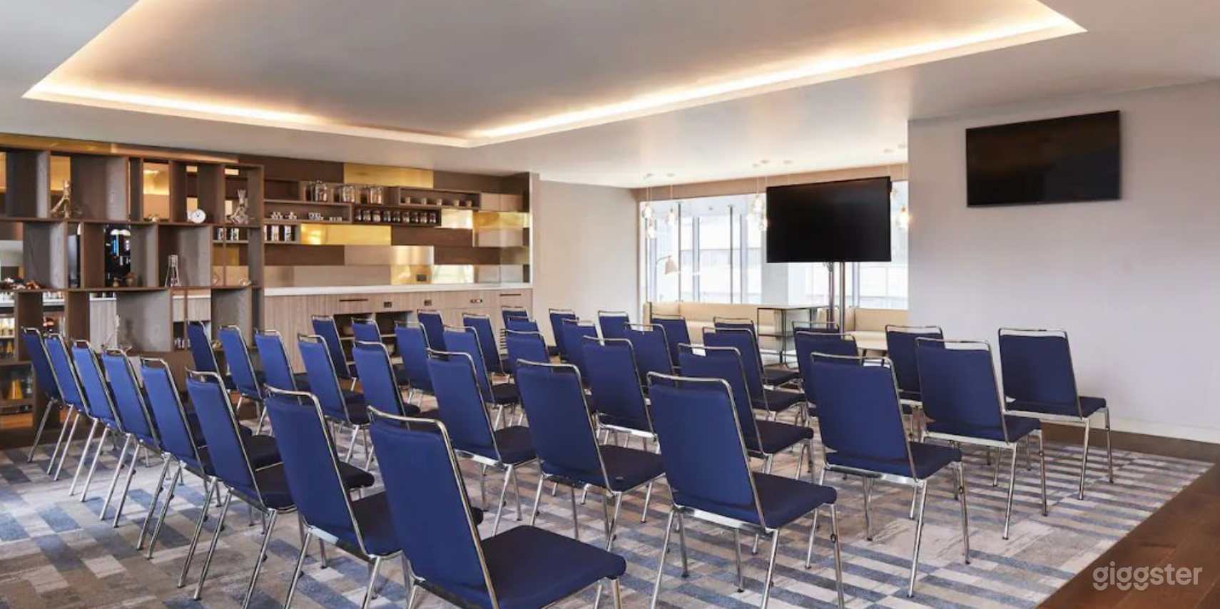 Lovely and Bright Club Lounge Photo 1