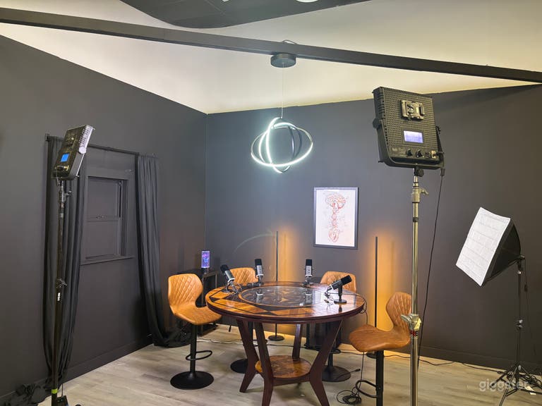  Next-Level Content Studio for Podcasts & Reels 