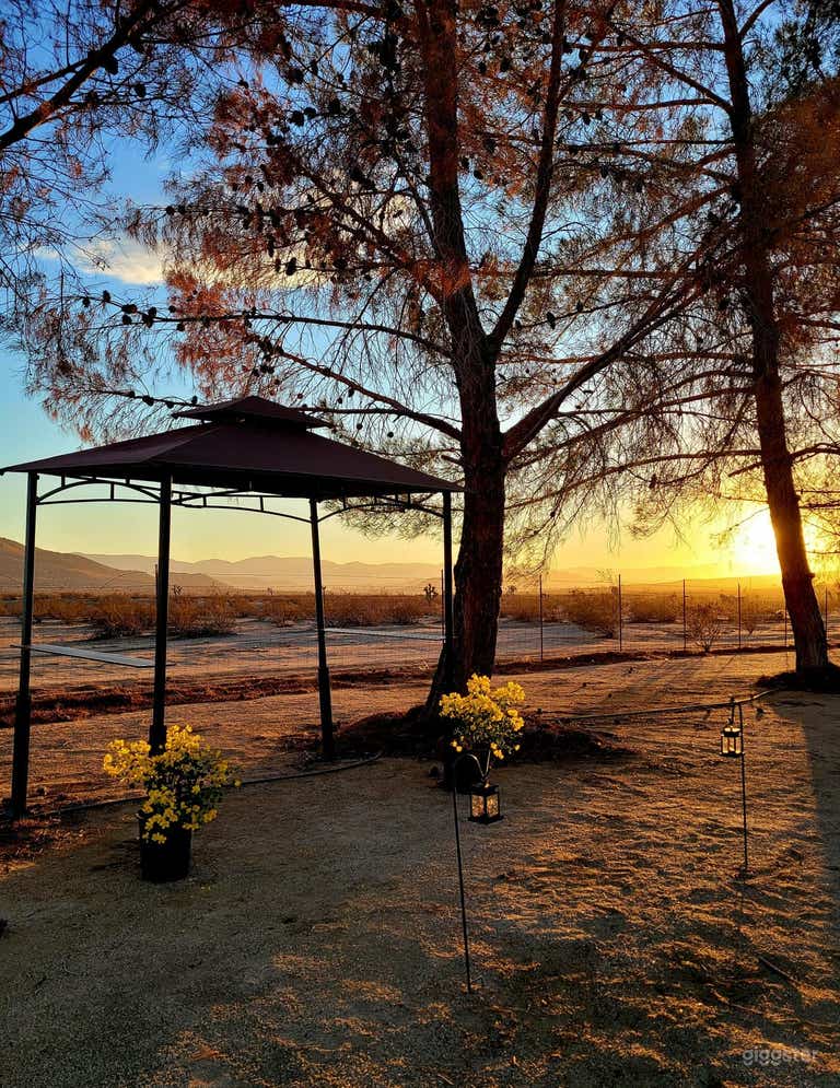  Rustic Working Farm w/Desert & Mountain Backdrops! 