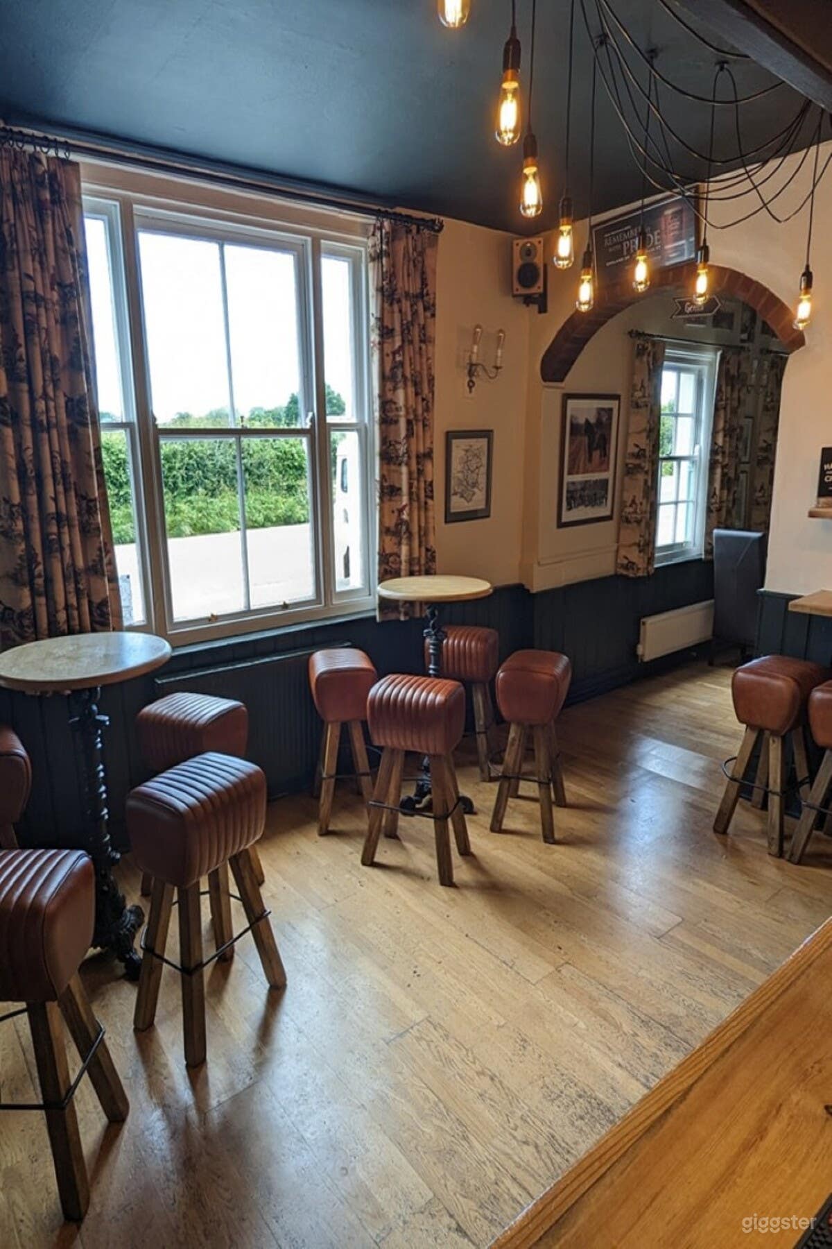 Classic Countryside Pub with Dining Spaces Photo 2