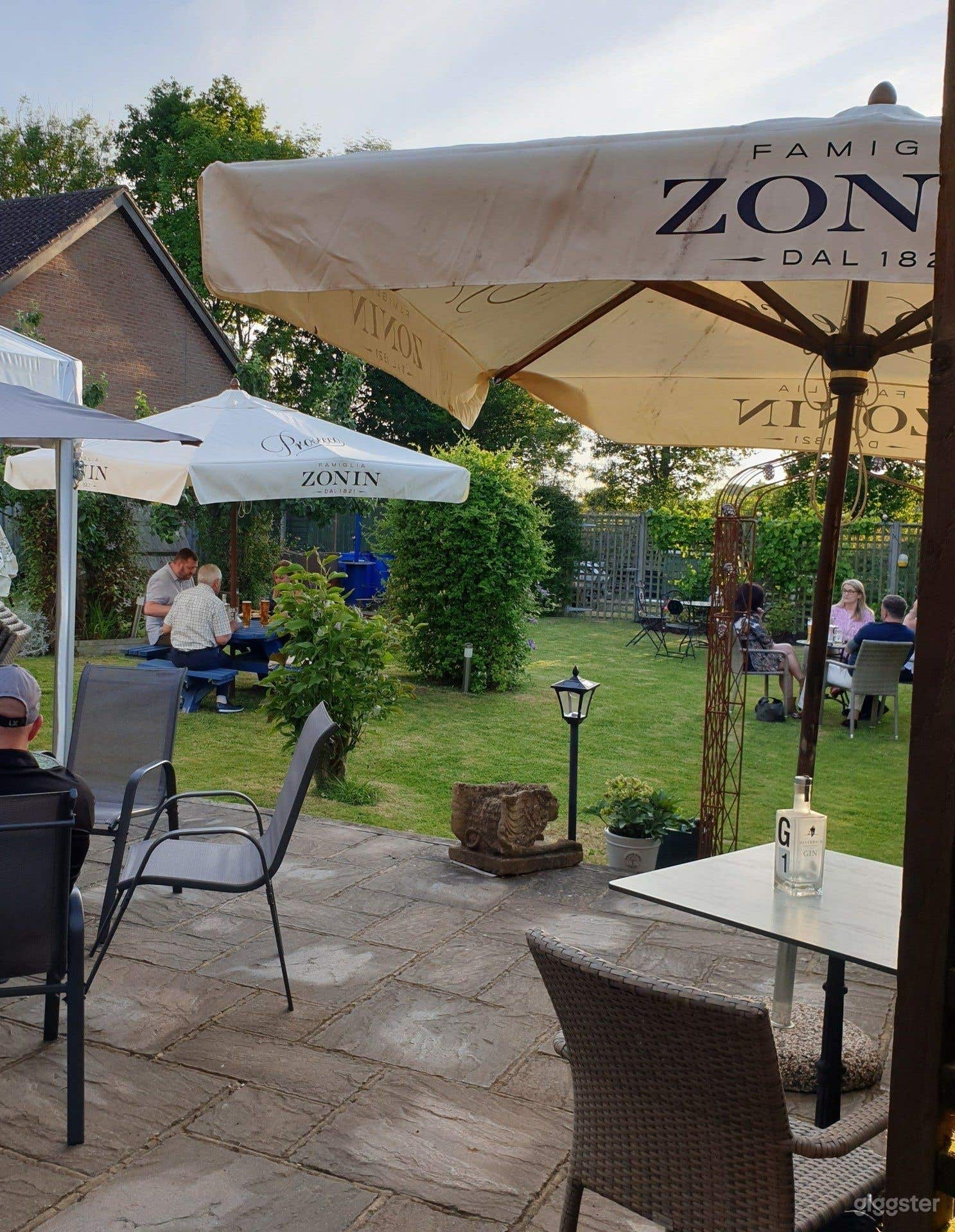 Classic Countryside Pub with Dining Spaces Photo 4