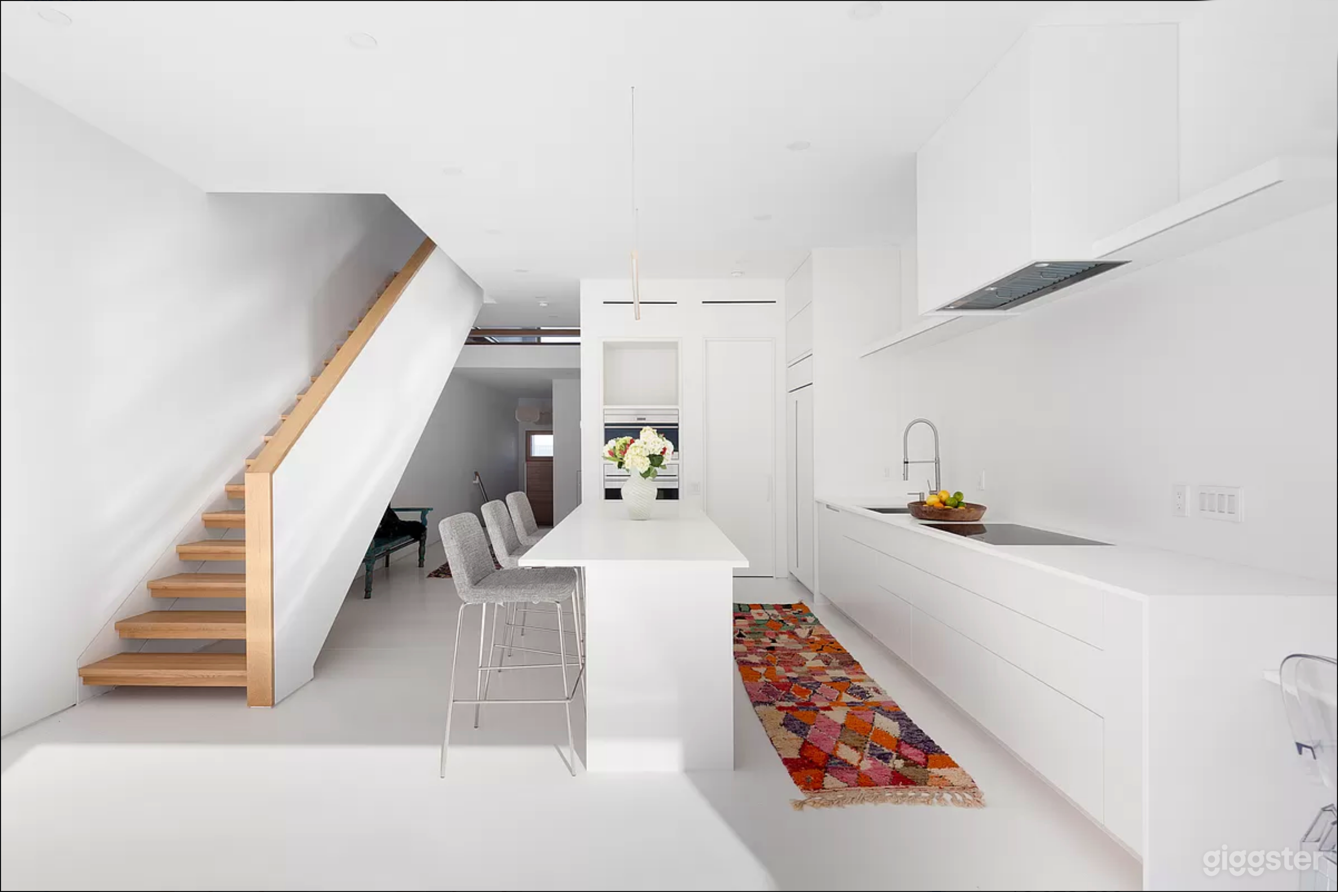 White Kitchen, White Island