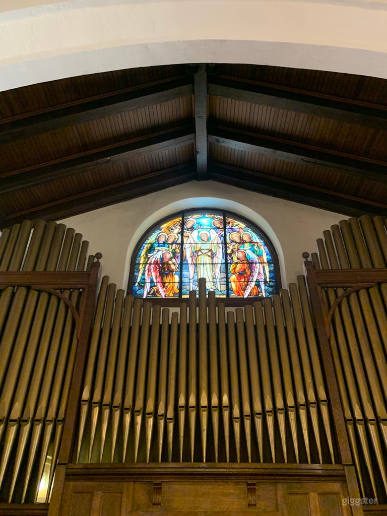 fully functional organ and Tiffany stained glass 
