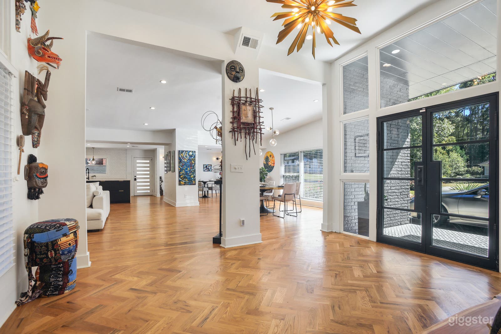 Unique Mid Century Modern Home Photo 3