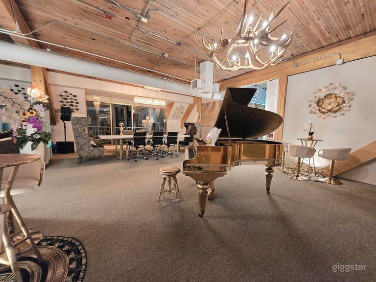  Executive Penthouse with Grand Piano & Skyline Views 