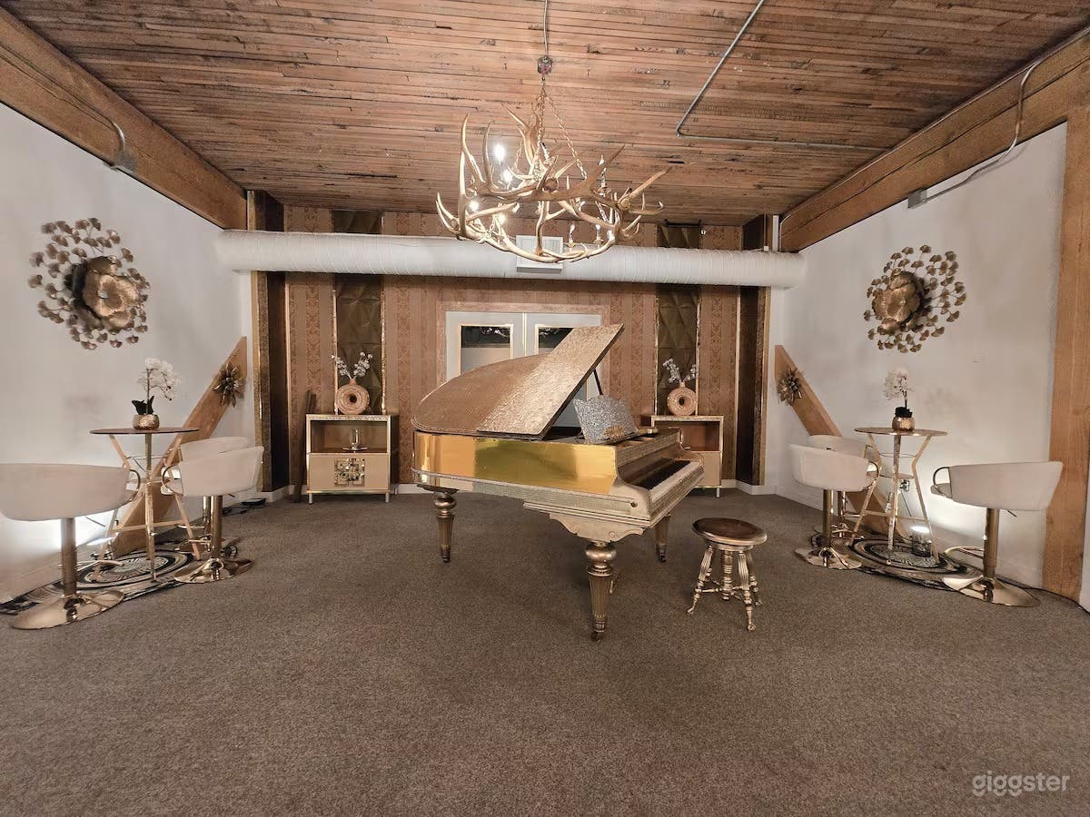 Executive Penthouse with Grand Piano &amp; Skyline Views Photo 1