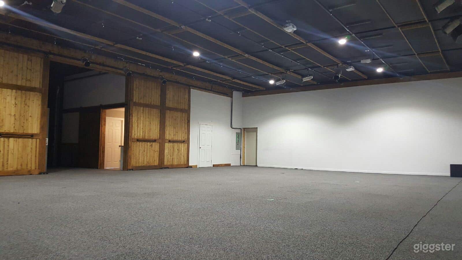 Spacious Immersive Media Facility Photo 4