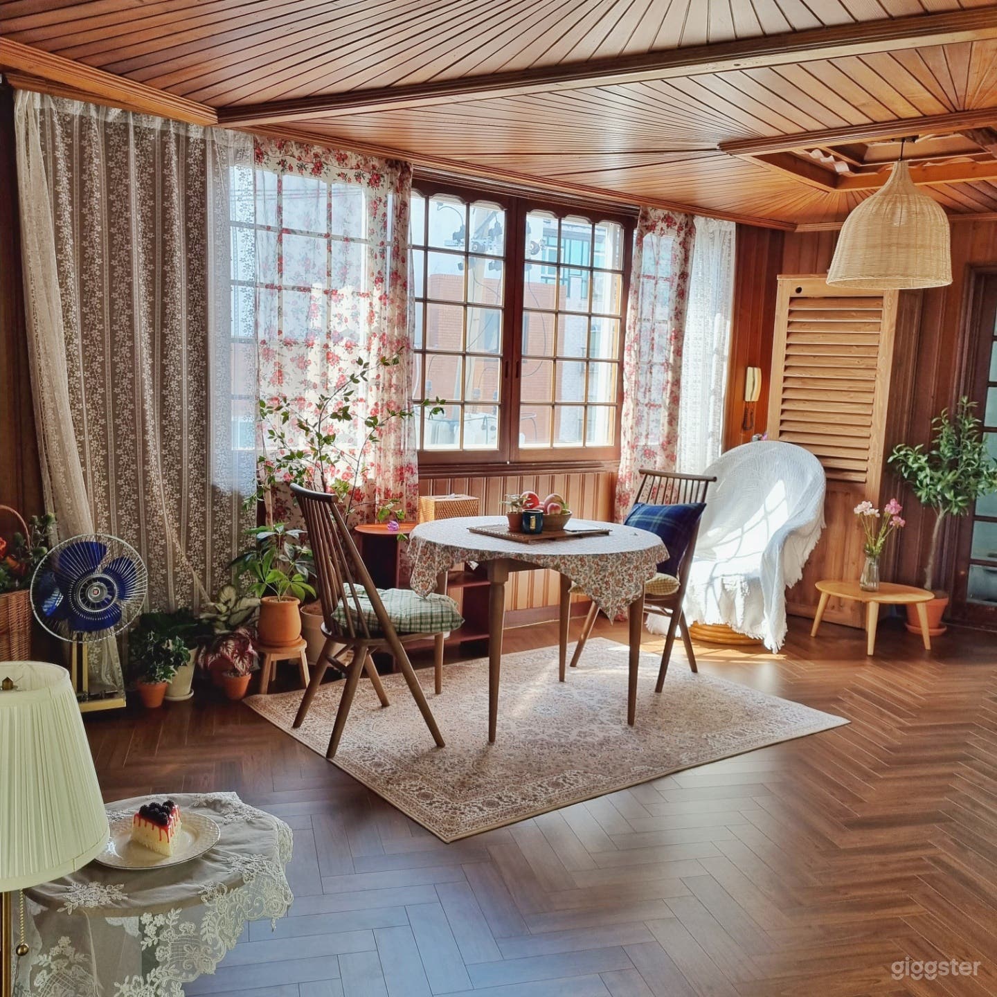 레트로 모던 유럽풍 인테리어의 자연광 스튜디오 Photo 1
