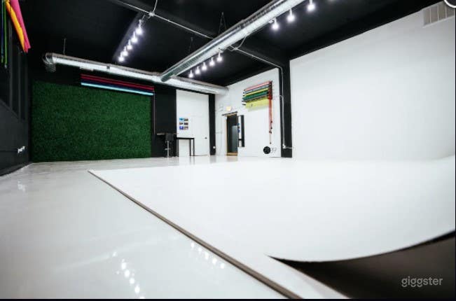 Natural Light Photo / Video Studio with Cyc Wall &amp; RGB Lights Photo 1