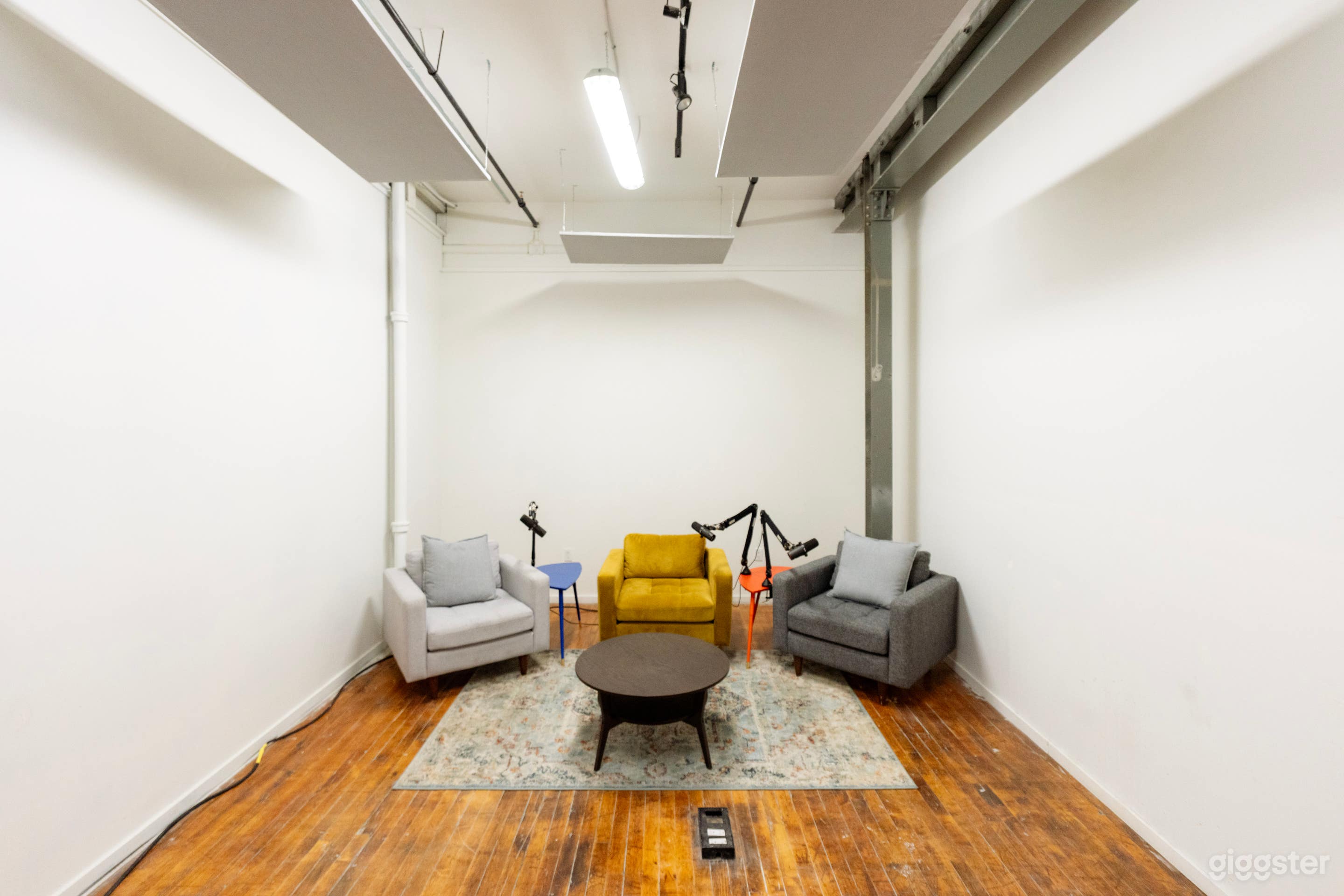 Fully equipped Podcast Studio Photo 4