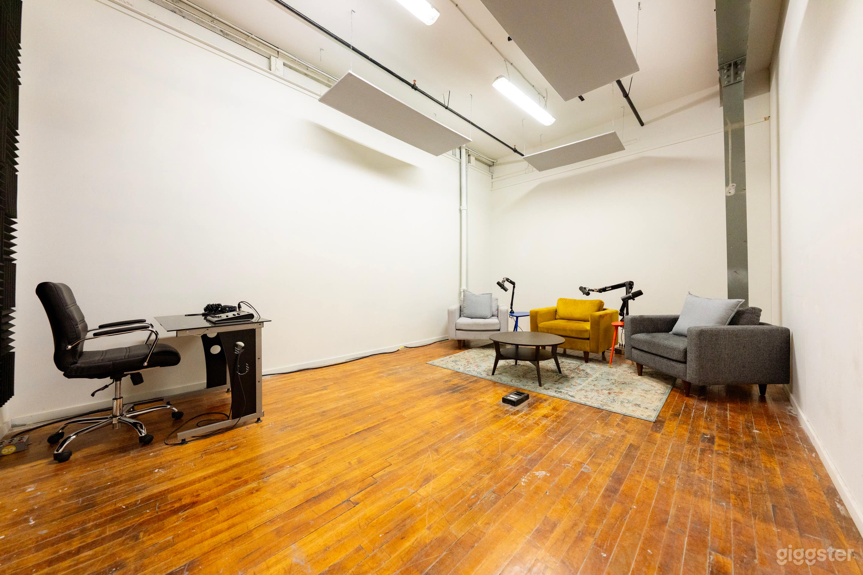 Fully equipped Podcast Studio Photo 2