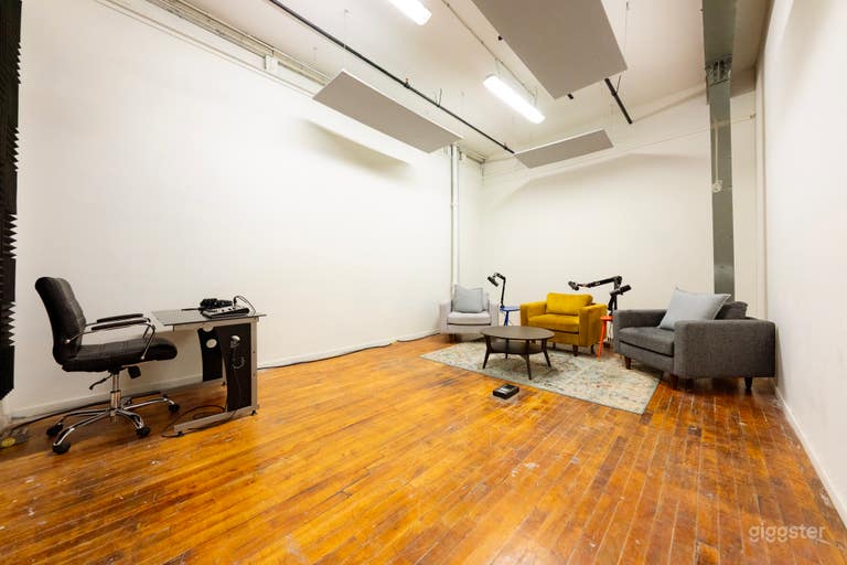  Fully equipped Podcast Studio 