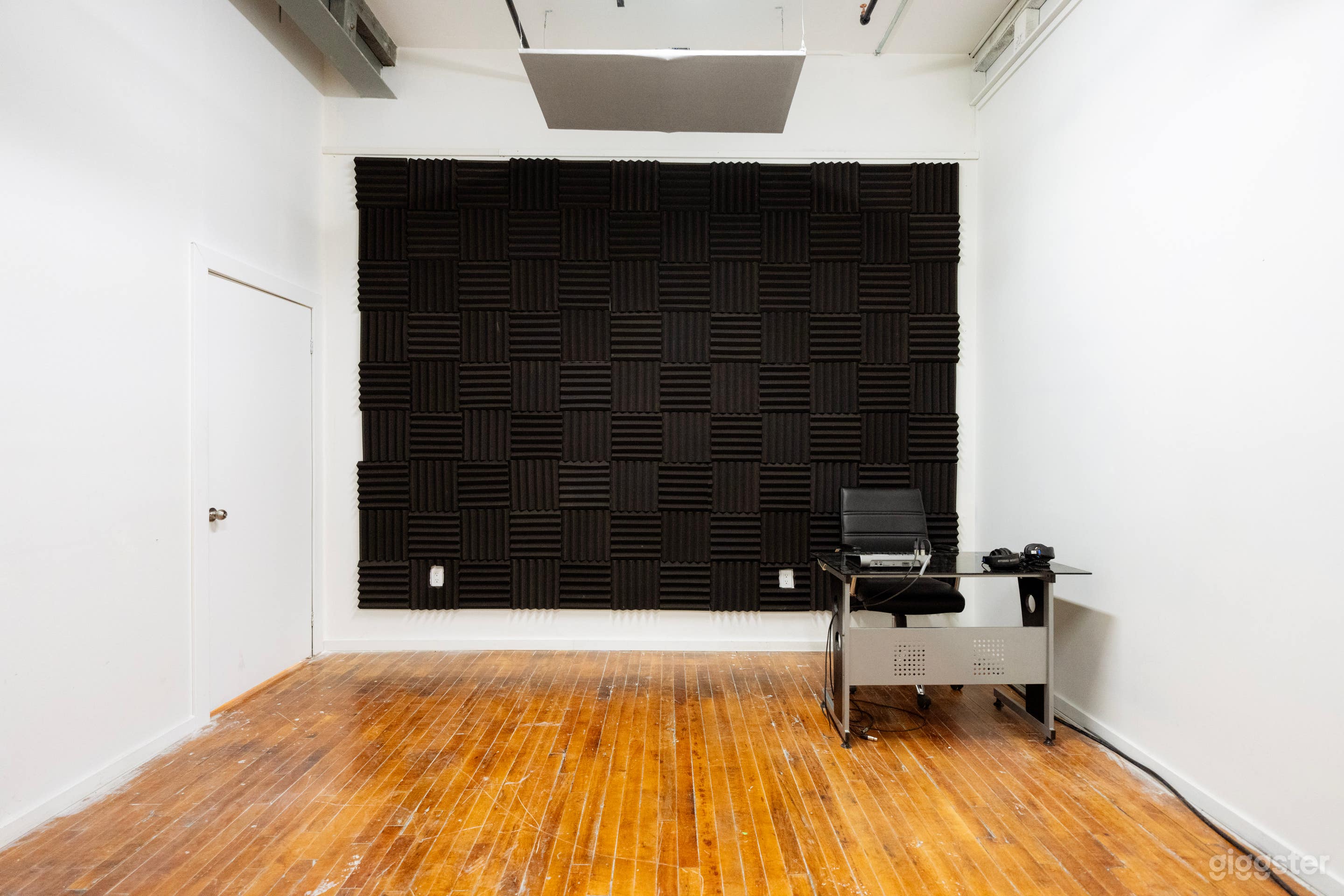 Fully equipped Podcast Studio Photo 3