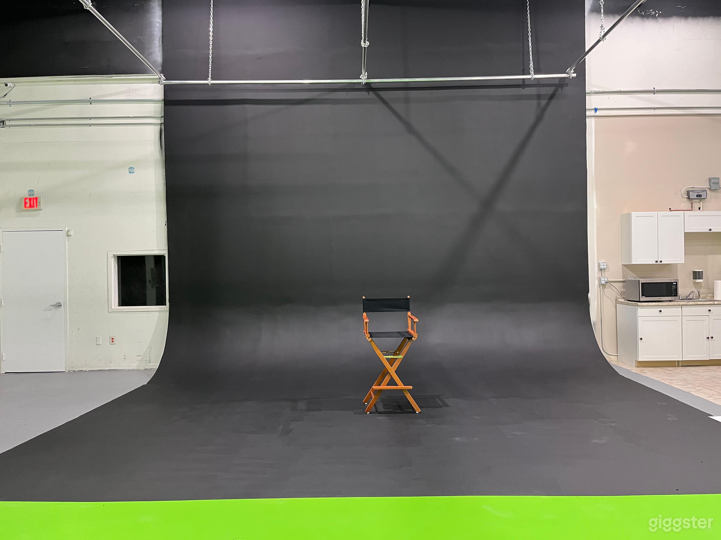 20' Black Cyc / Black Void Studio Photo 2