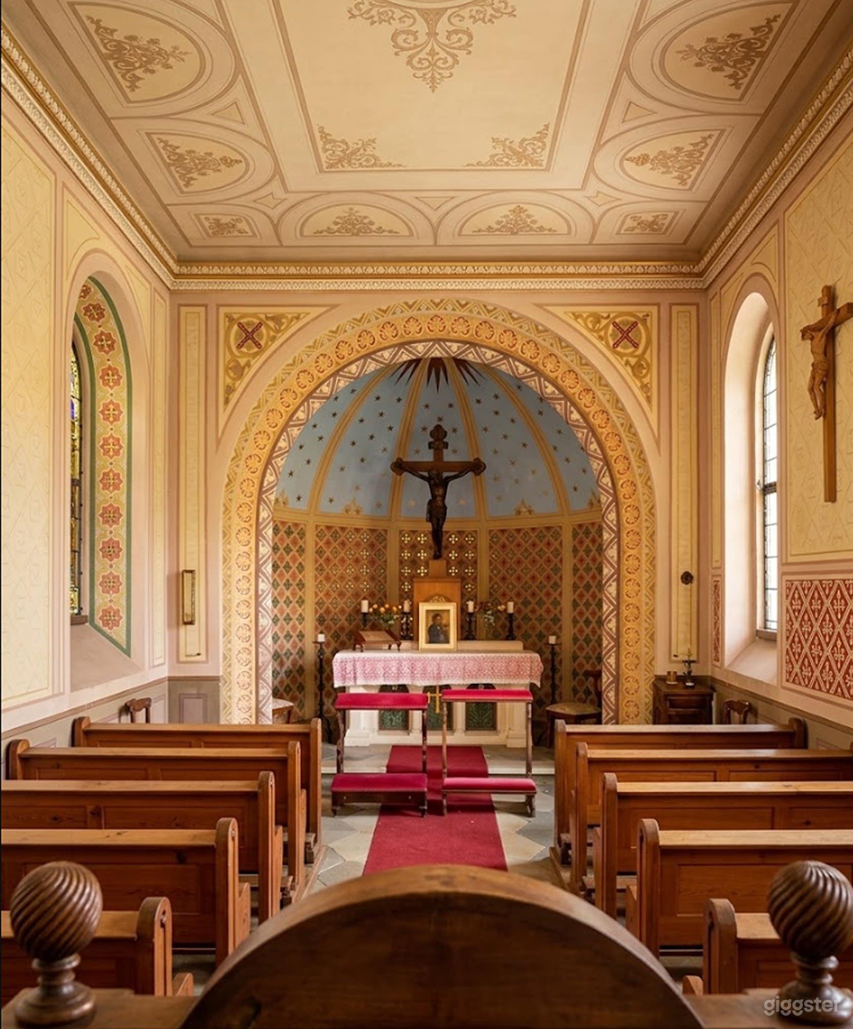 Historische Kapelle mit kunstvollen Details für Film & Event Foto 3
