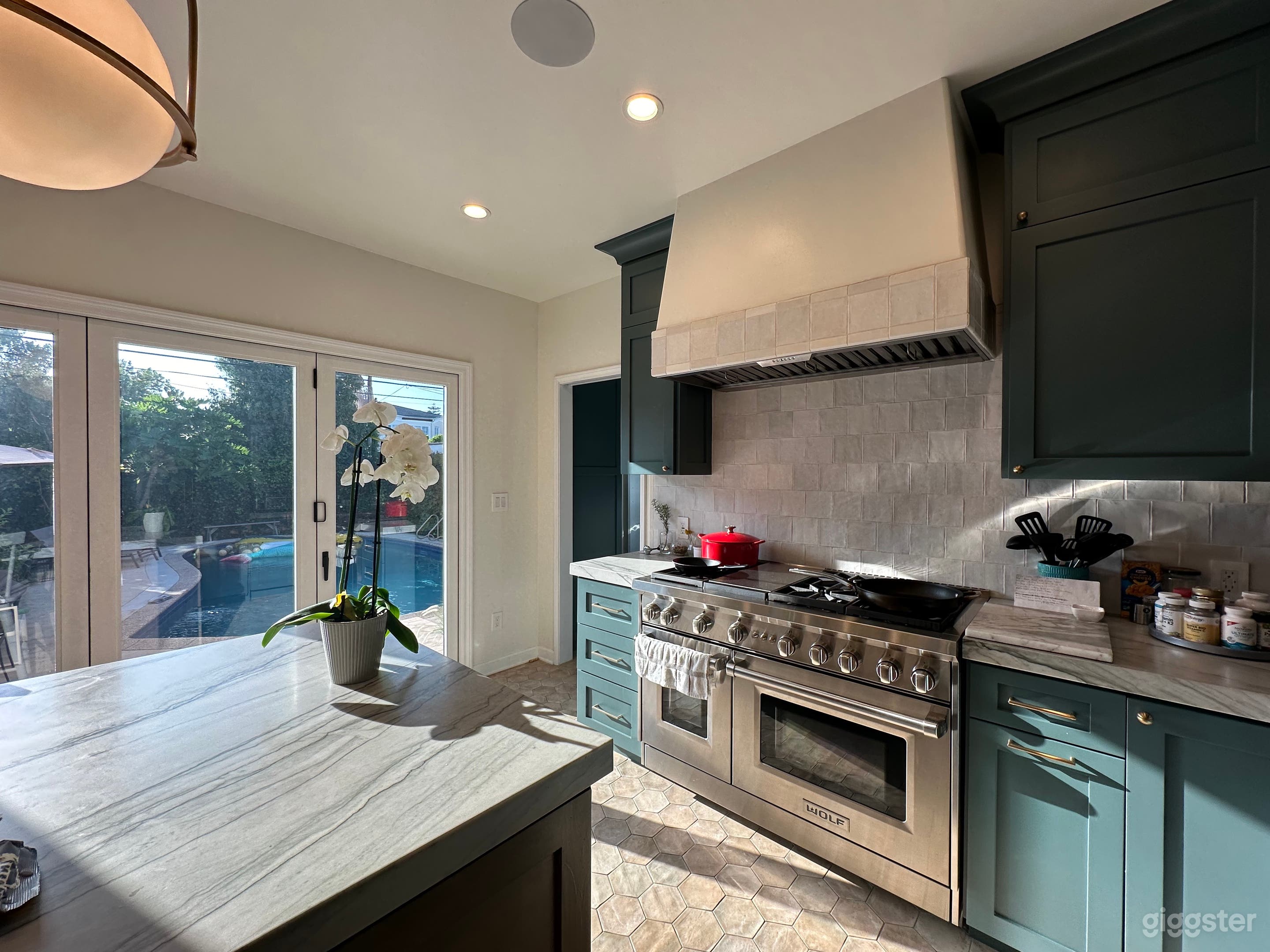 Kitchen - Doors open up to pool area