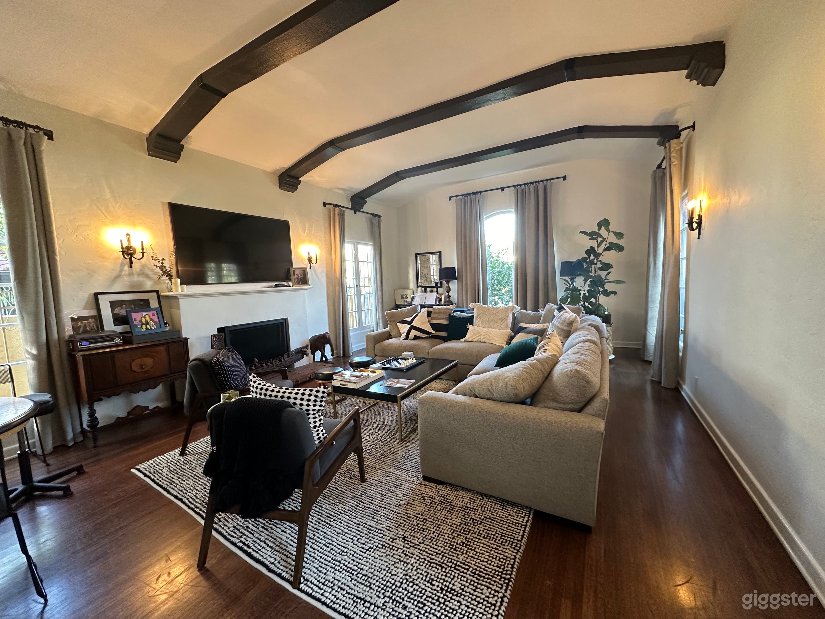 Living Room - lots of space to move stuff around. 