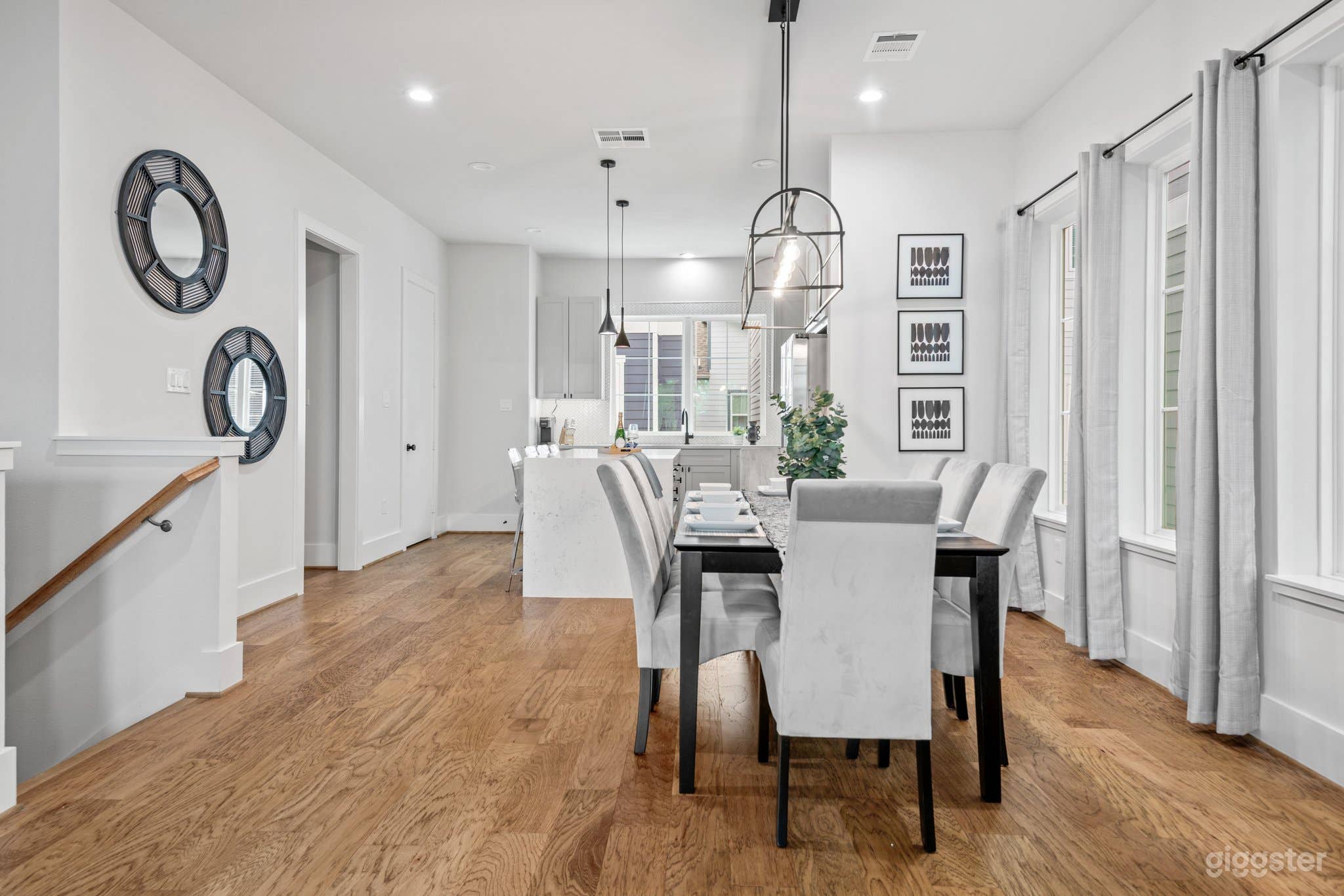 Rooftop Terrace Modern Home with Open Floorplan Photo 3