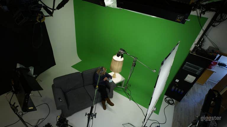  Fully Soundproofed studio - white or greenscreen 