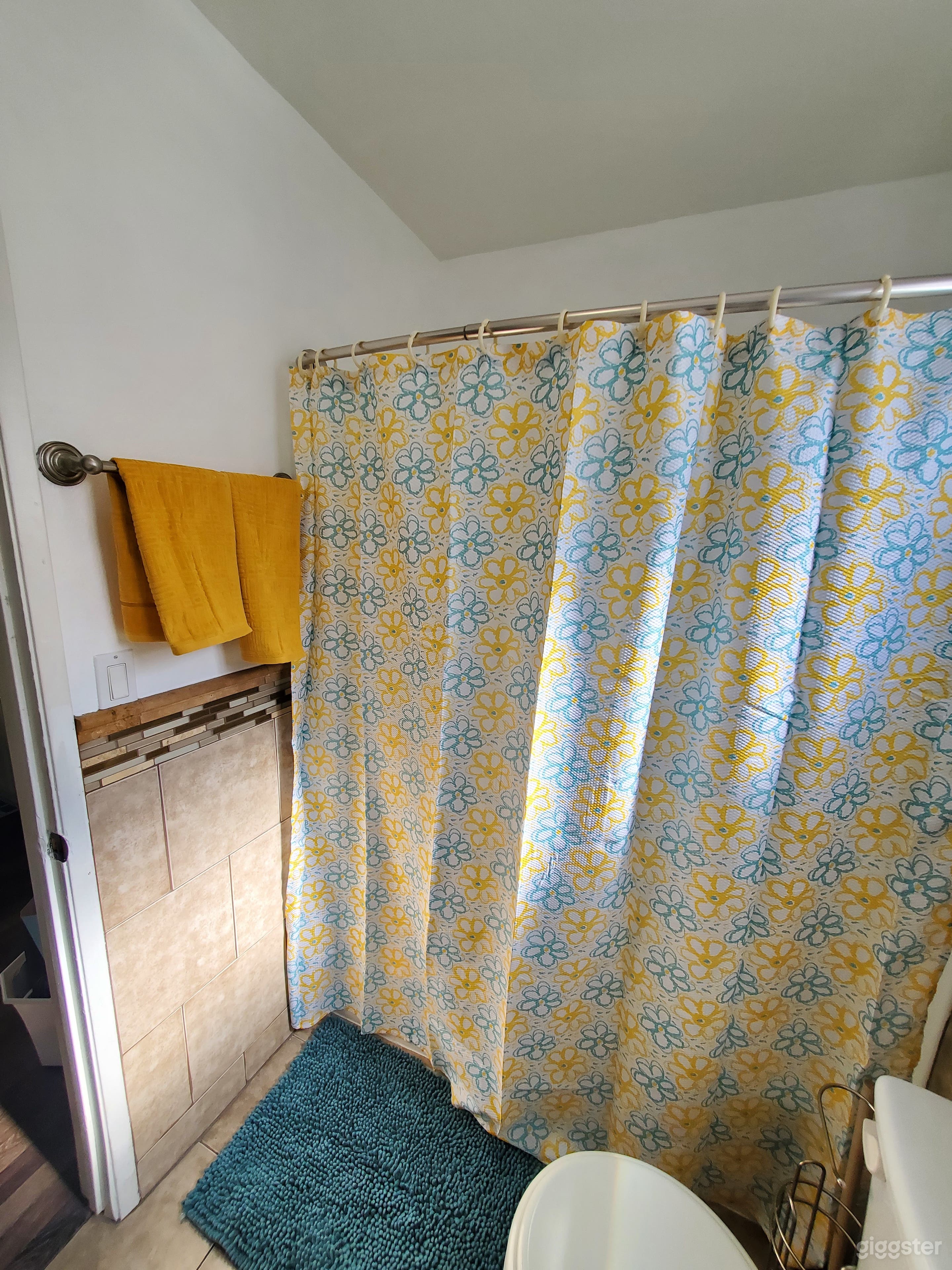 Large Attached Guest-Suite in South LA near USC  Photo 3