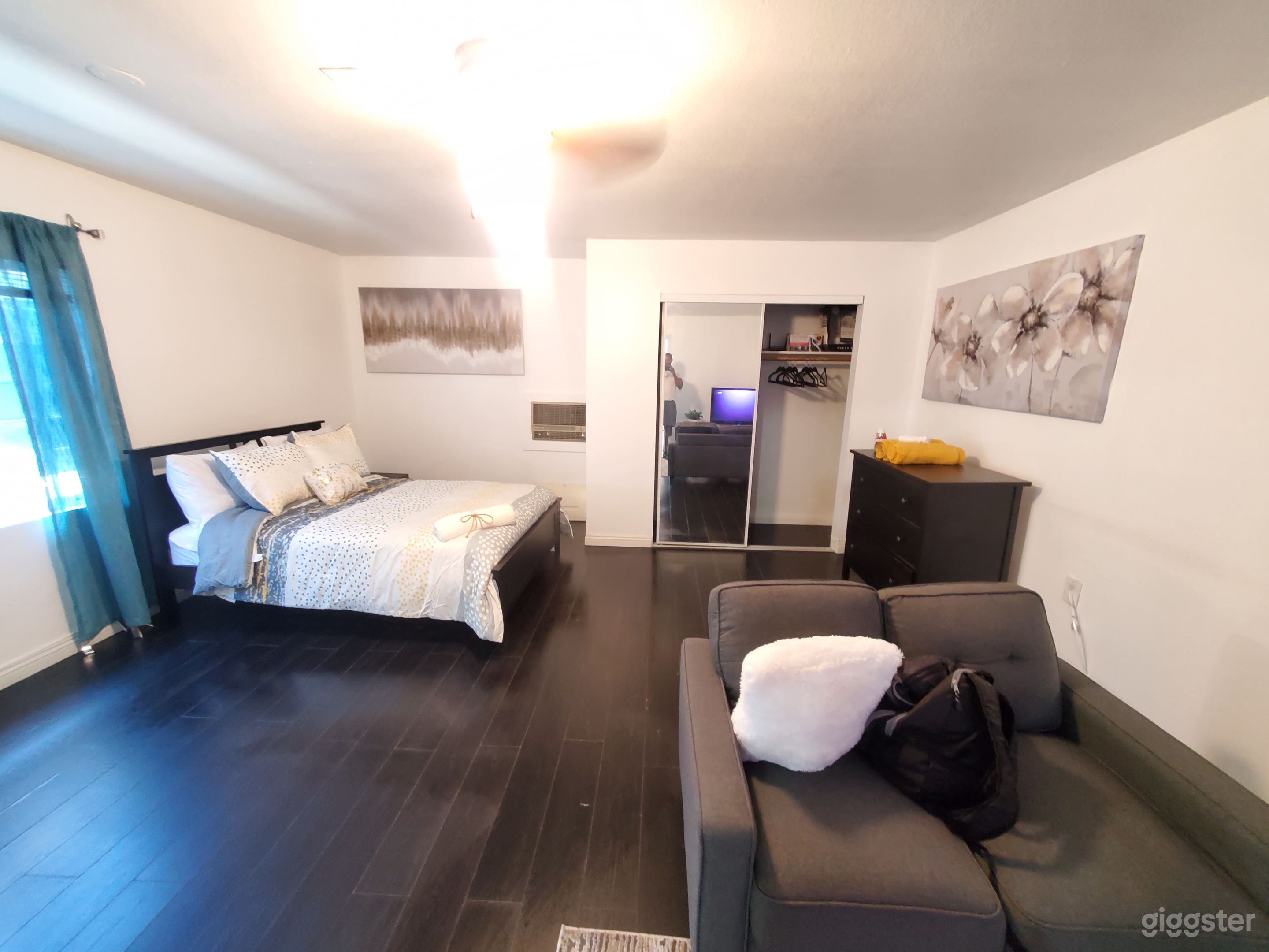 Bedroom/ laundry en-suite open floor 