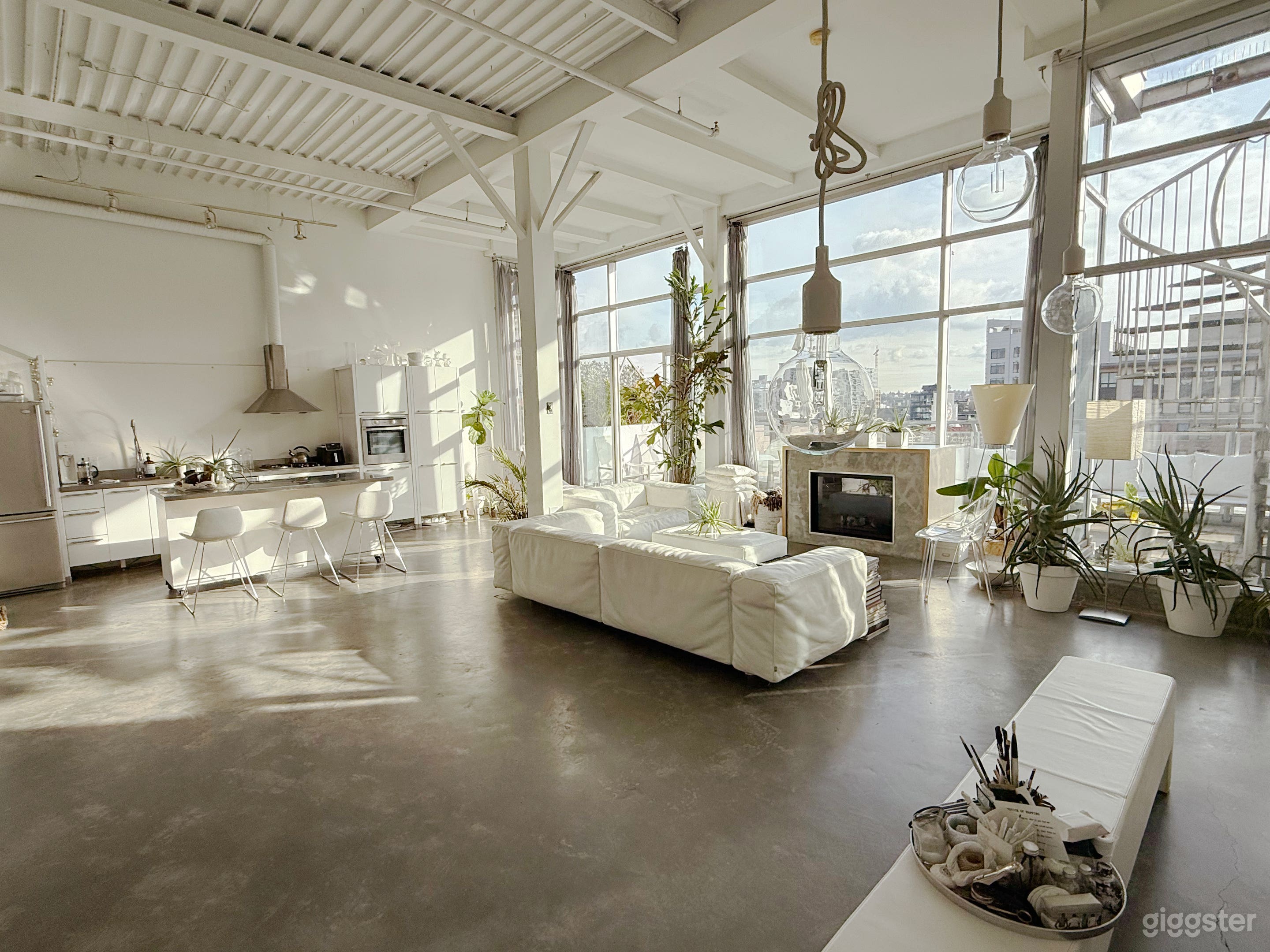 White Loft with open concept, deck and fireplace. Photo 2