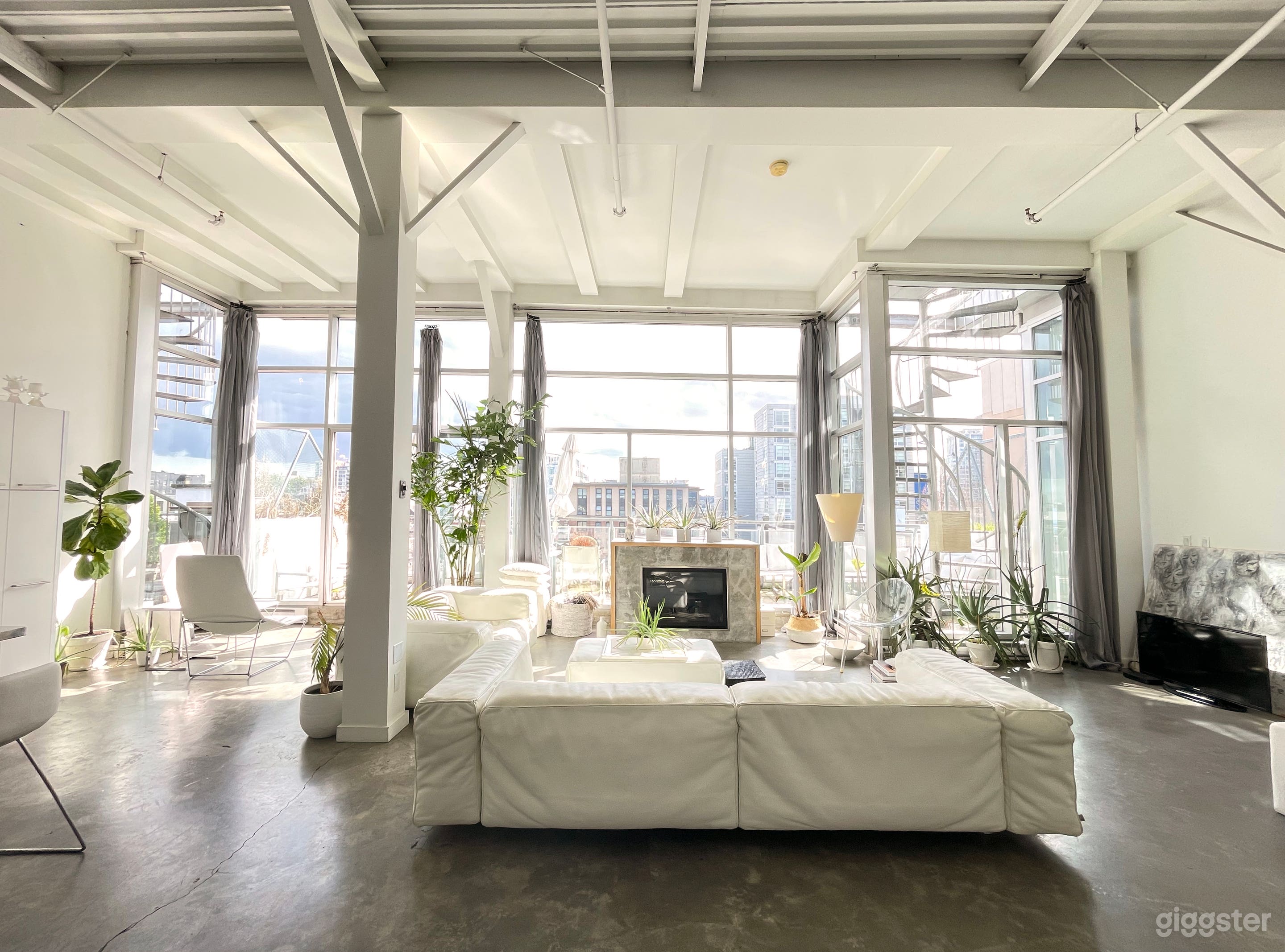 White Loft with open concept, deck and fireplace. Photo 3