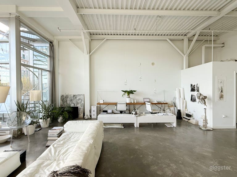  White Loft with open concept, deck and fireplace. 