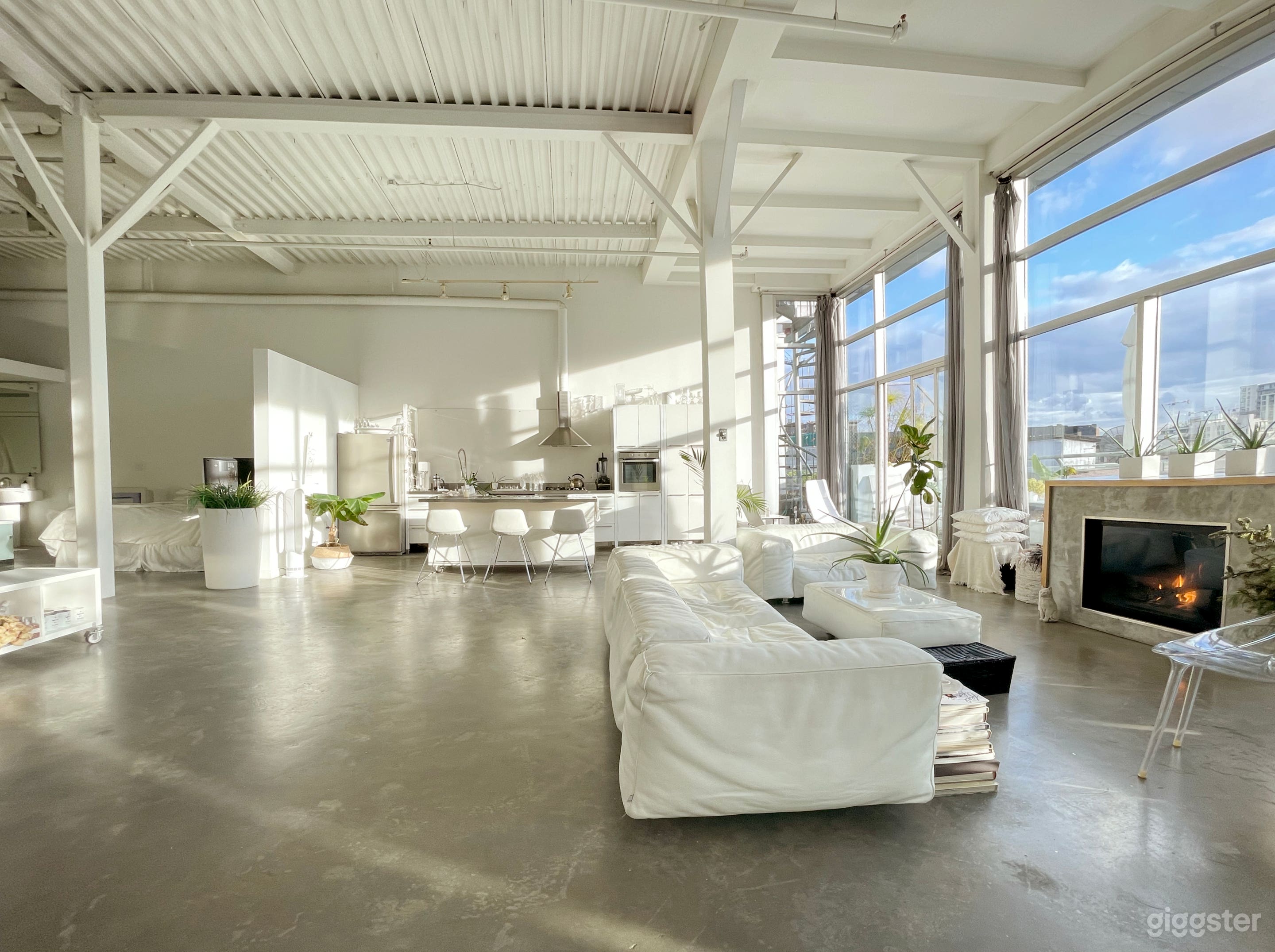 White Loft with open concept, deck and fireplace. Photo 4