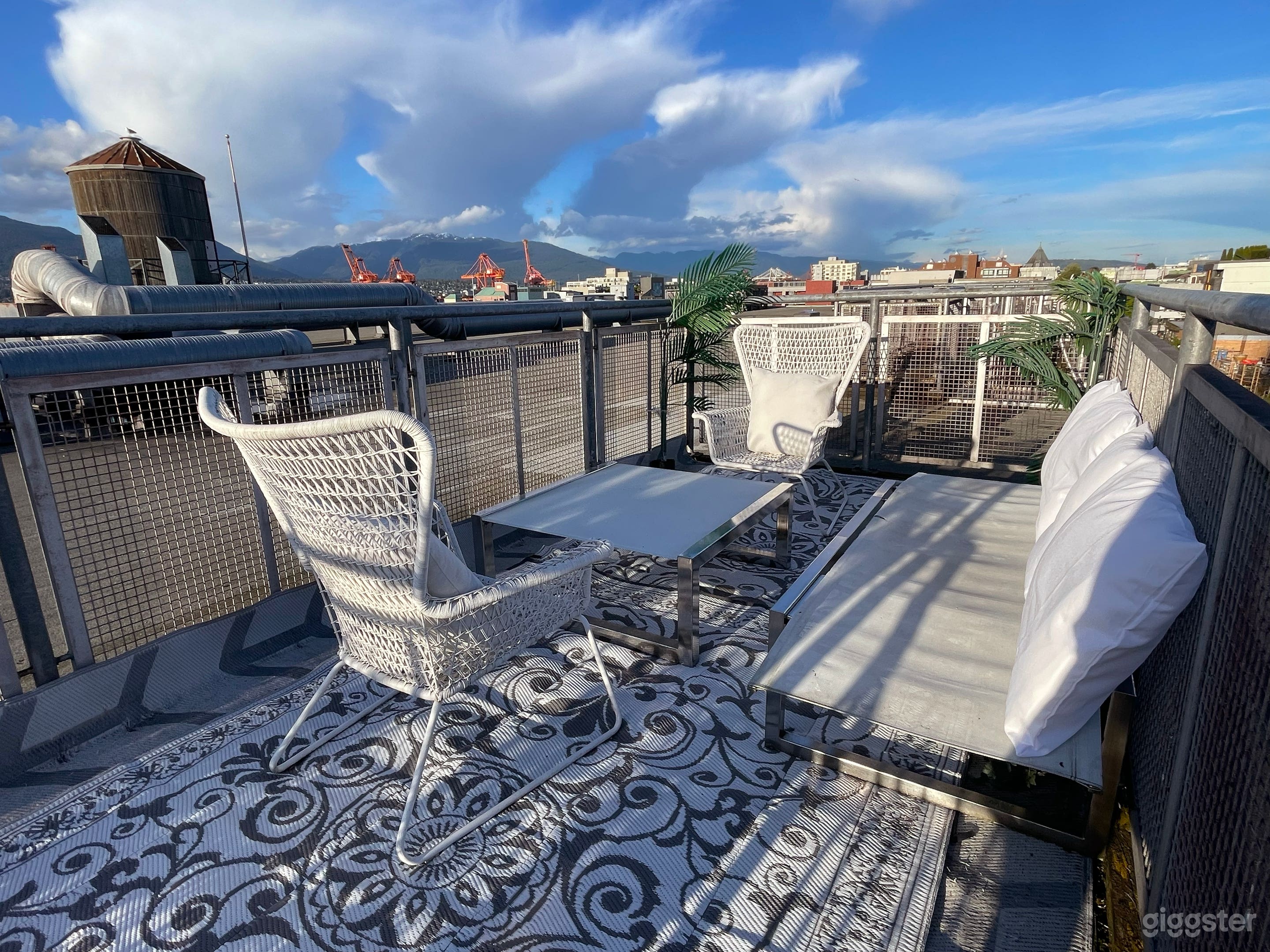 White Loft with open concept, deck and fireplace. Photo 4