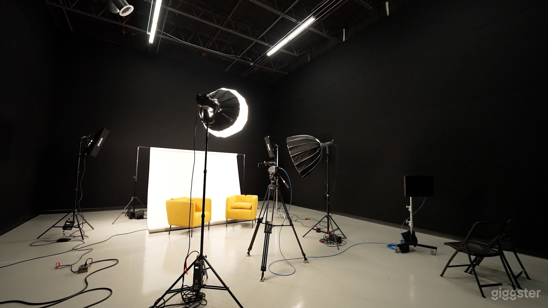 1000+ sqft Black Box Studio w/ Soundproof Walls Photo 1