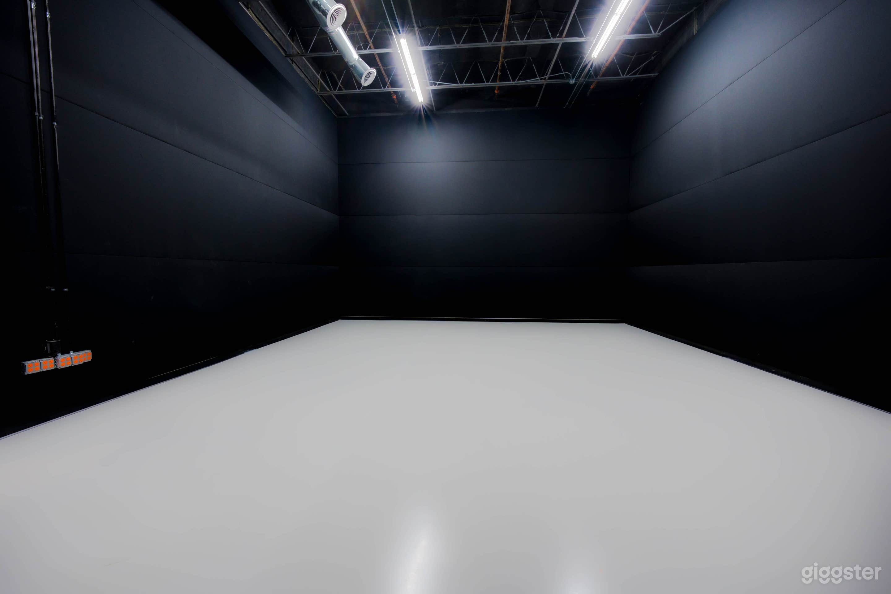 1000+ sqft Black Box Studio w/ Soundproof Walls Photo 2