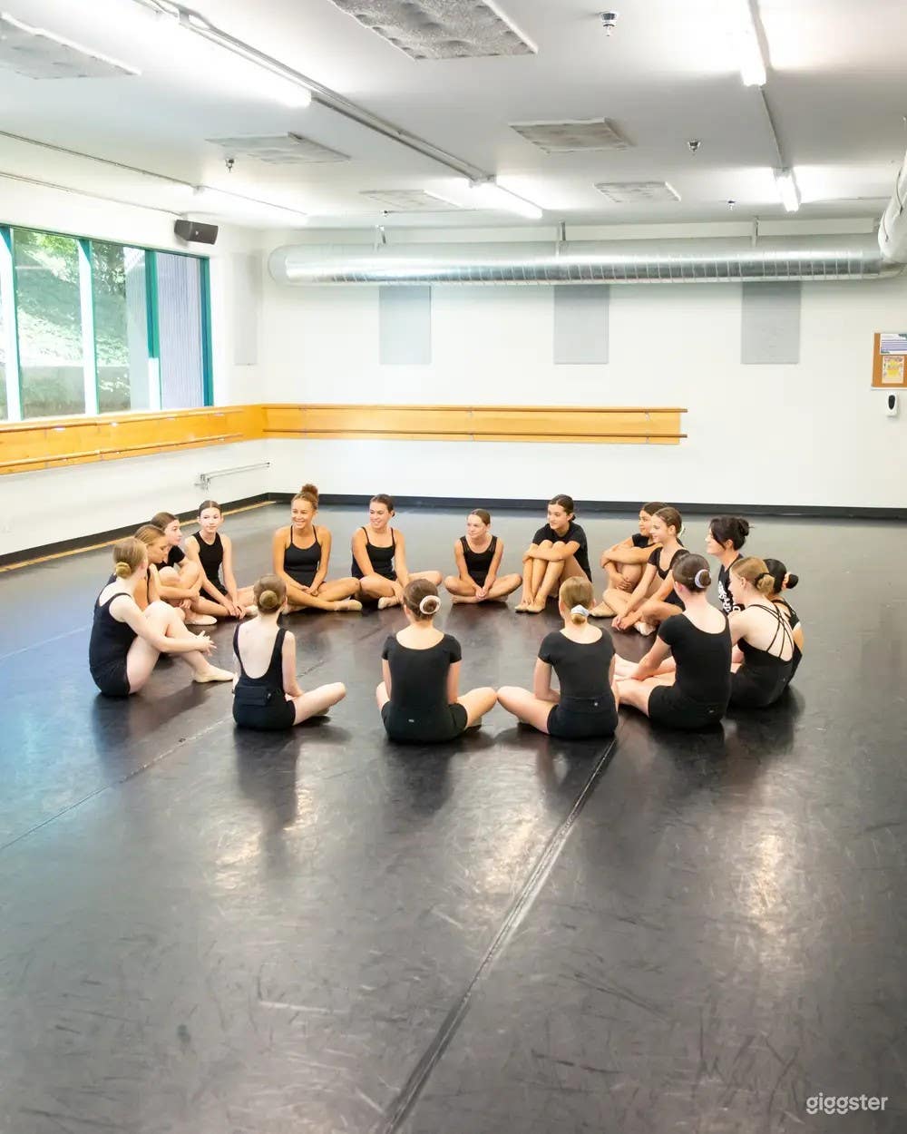 DANCE STUDIO F 820 sq ft Photo 3